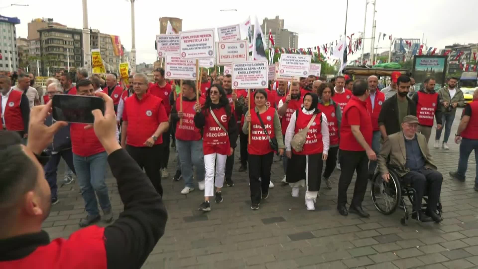 Mersen işçileri Taksim'de... 40 gündür grevde olan işçiler Taksim Meydanı'ndan Fransız Konsolosluğu'na yürüdü