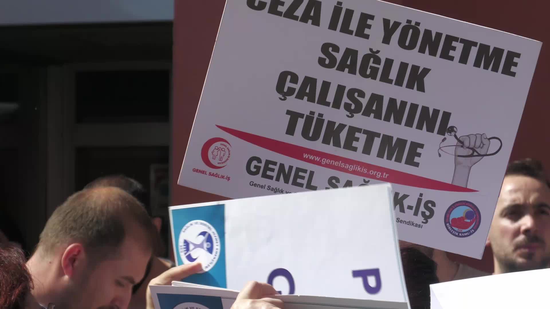 İzmir'de sağlık emekçileri çalışma koşullarını protesto etti: Yoğun iş yükü, baskı ve keyfi uygulamalara son verilsin