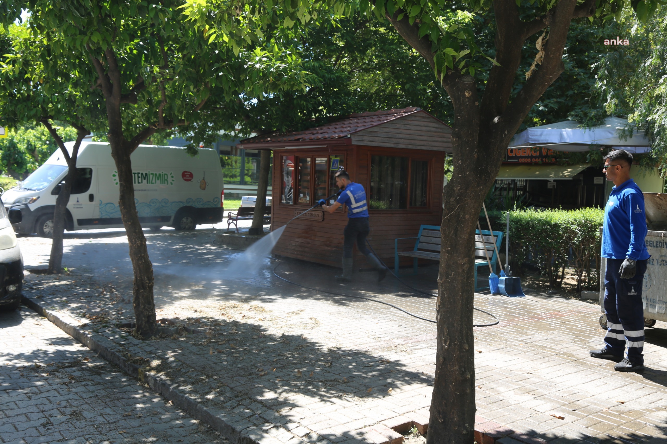 Efes Selçuk ve İzmir Büyükşehir iş birliğiyle ilçenin sokaklarında temizlik çalışması