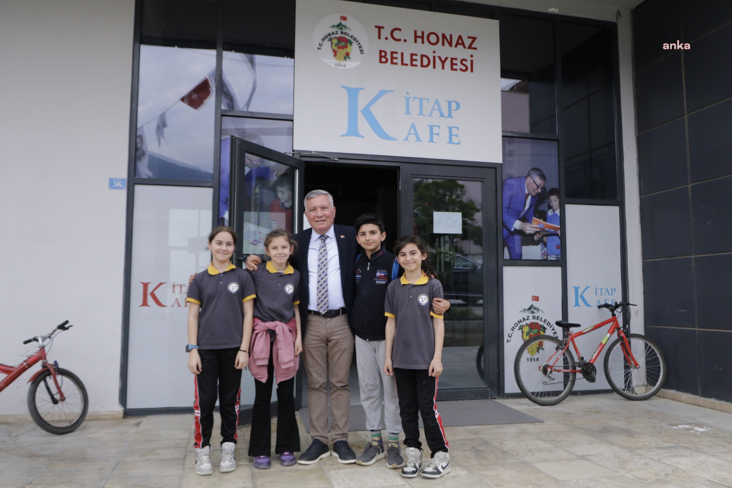 Honaz Belediyesi’nin Kitap Kafe’sinde eğitim alan 8 öğrenci bursluluk sınavını kazandı