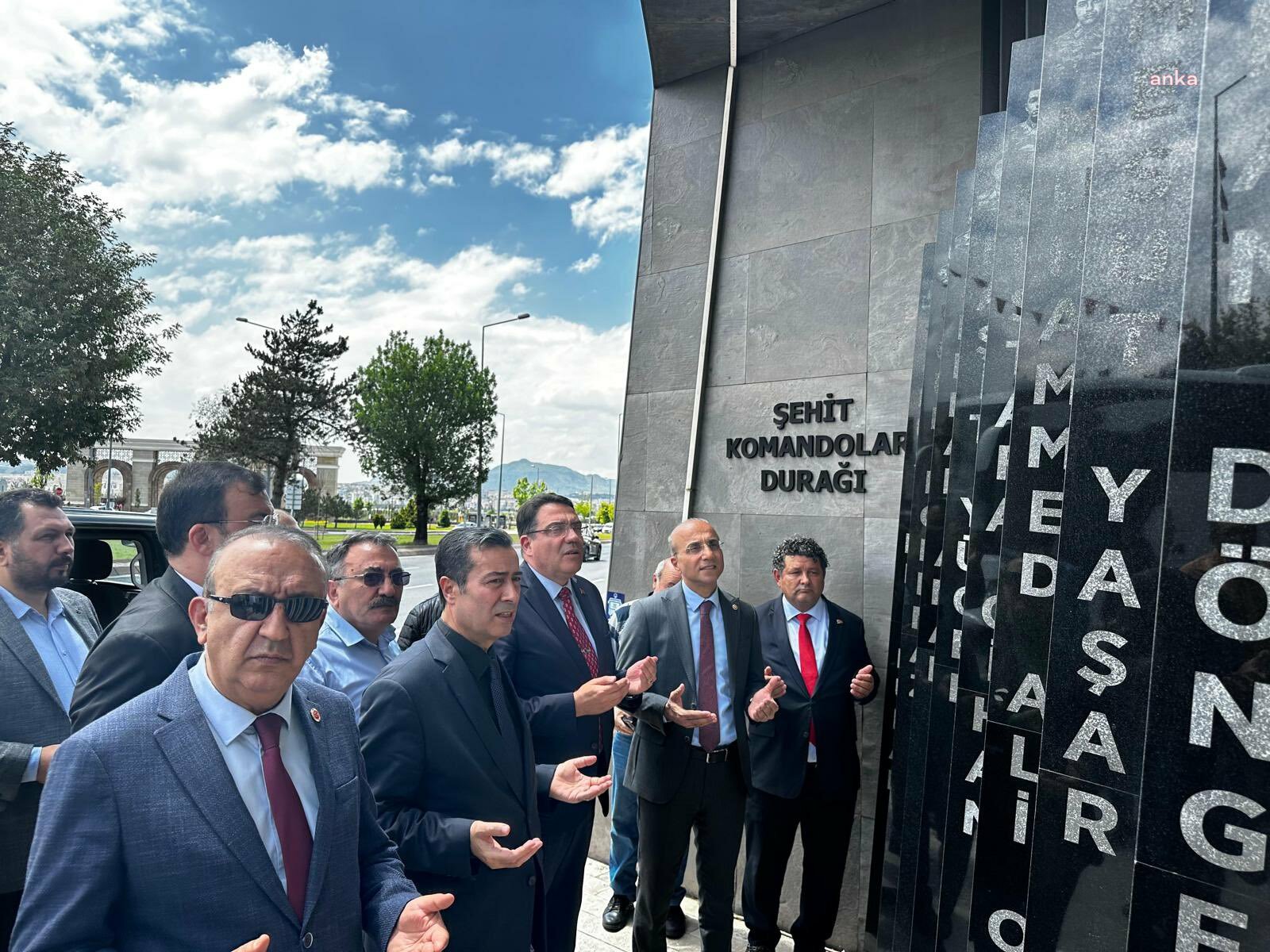 Yankı Bağcıoğlu, Kayseri’de ‘Şehit Komandolar Durağı’nı ziyaret etti: "İsimleri sadece ‘Şehitler Durağı’na değil, kalbimize yazıldı”