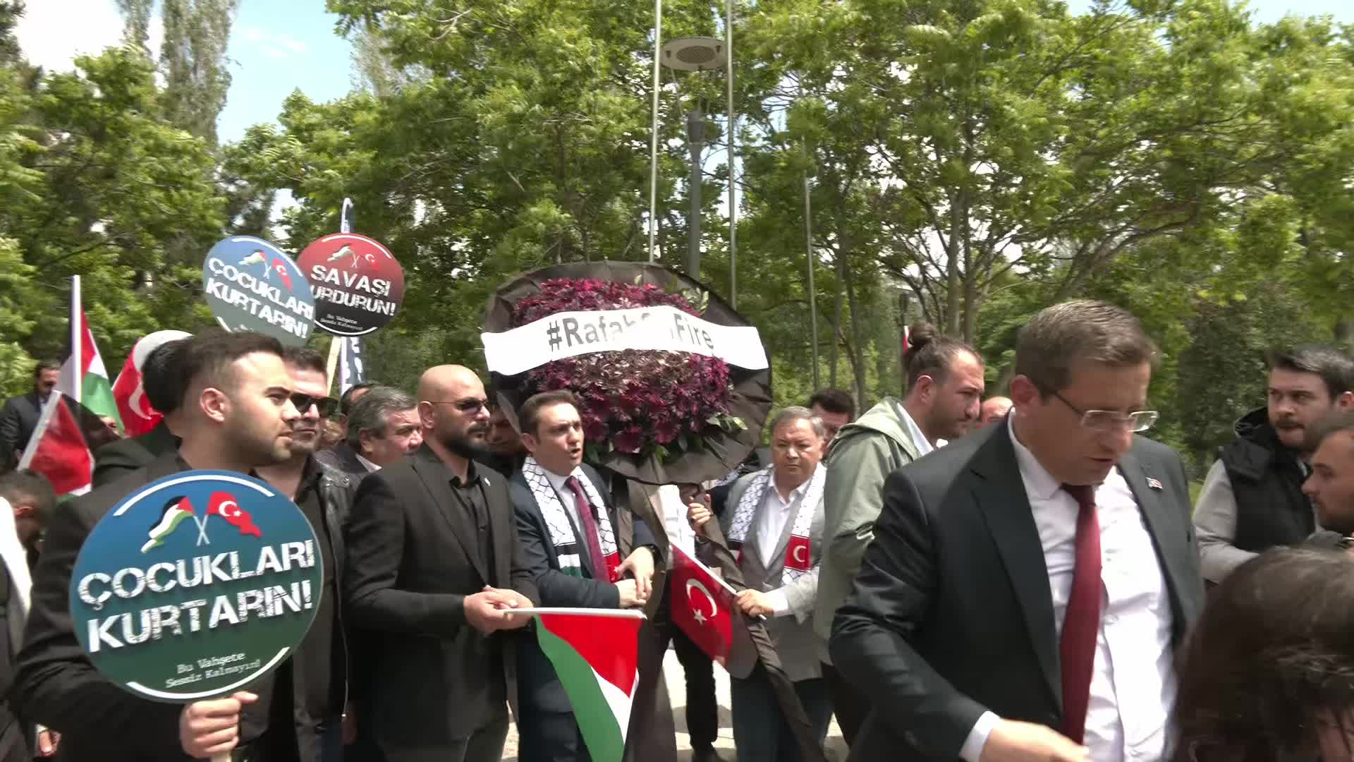 Kamu Birliği Konfederasyonu İsrail Büyükelçiliği konutlarına siyah çelenk bıraktı: "Savaşı durdurun çocukları kurtarın"