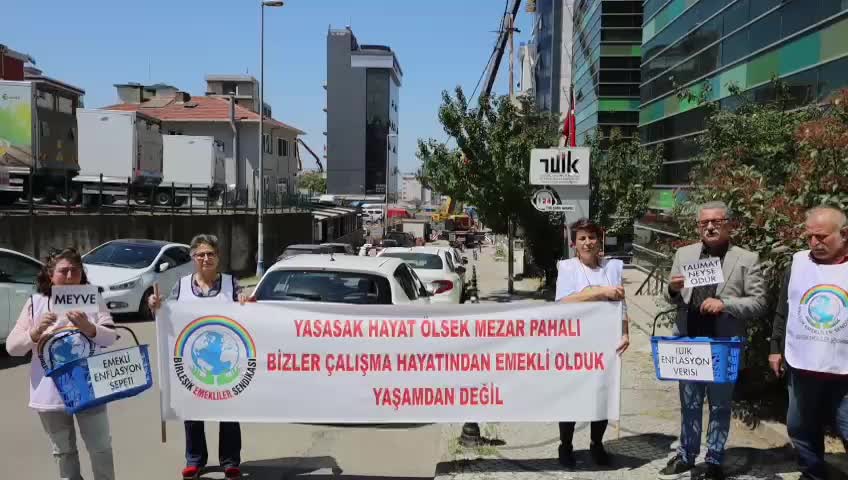 Emekliler TÜİK binası önünden seslendi: "Enflasyonu baskılanmış TÜİK verilerine göre değil, emeklinin enflasyon sepetine göre açıklayın"