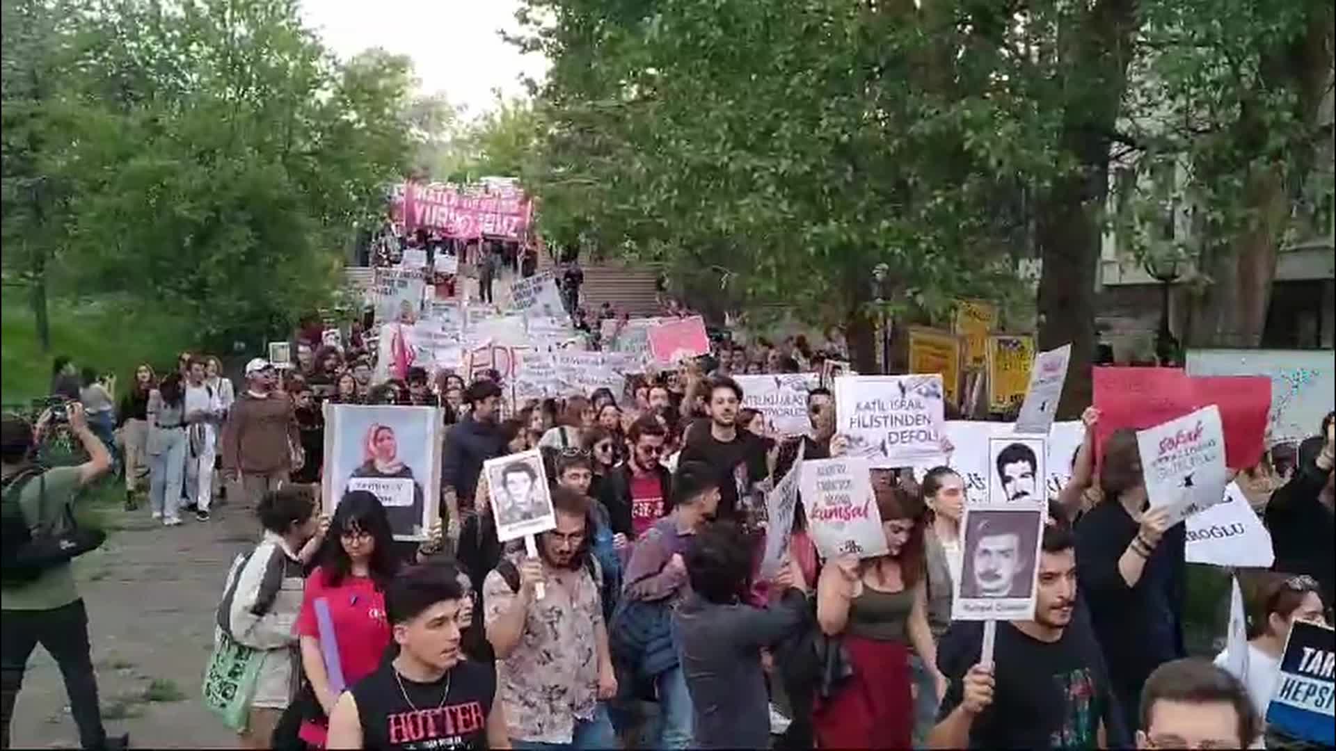 ODTÜ öğrencileri, rektörün yasağını deldi, Devrim Stadyumu’nda Devrim Yürüyüşü’nü gerçekleştirdi