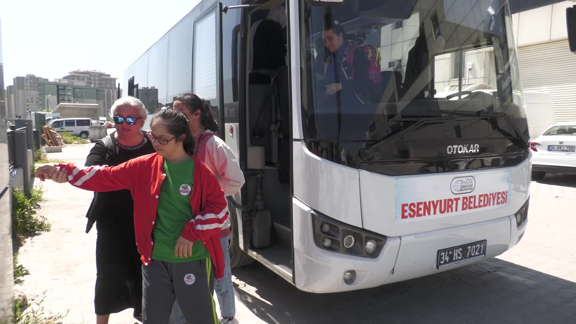 Özel çocuklar ilk binicilik deneyimini, Esenyurt Belediye Başkanı Özer ile yaşadı