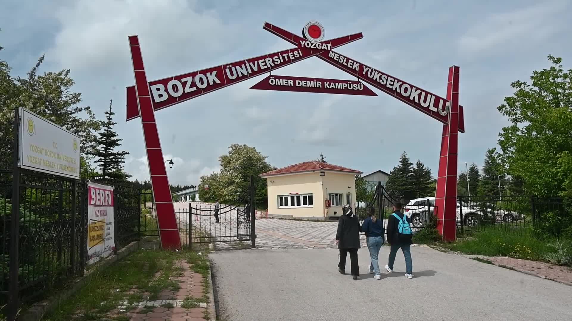 Yozgatlı ev hanımı Fatma Yıldız, çocukluk hayali olan üniversite eğitimine 49 yaşında kavuştu