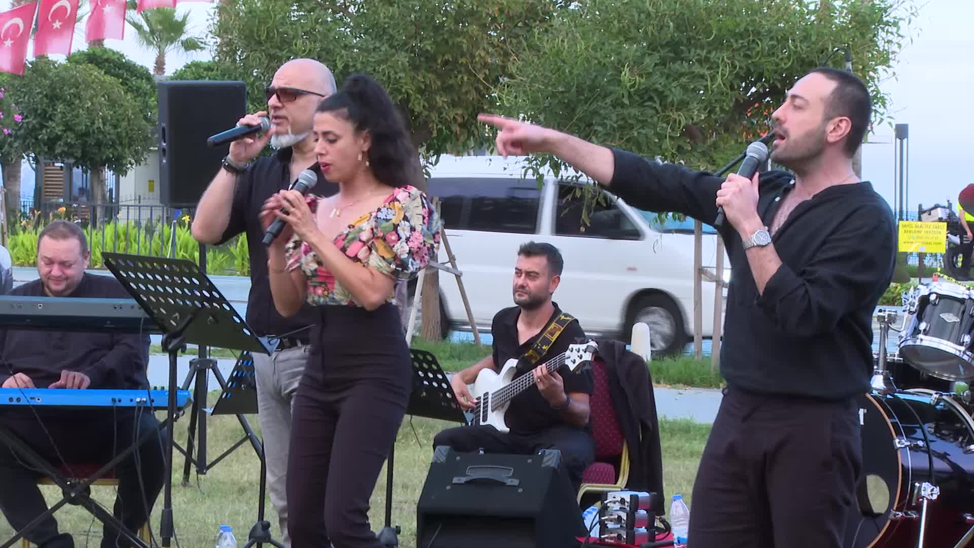 Konyaaltı Belediyesi'nin düzenlediği 'Gün Batımı Akustik Konseri' renkli görüntülere sahne oldu