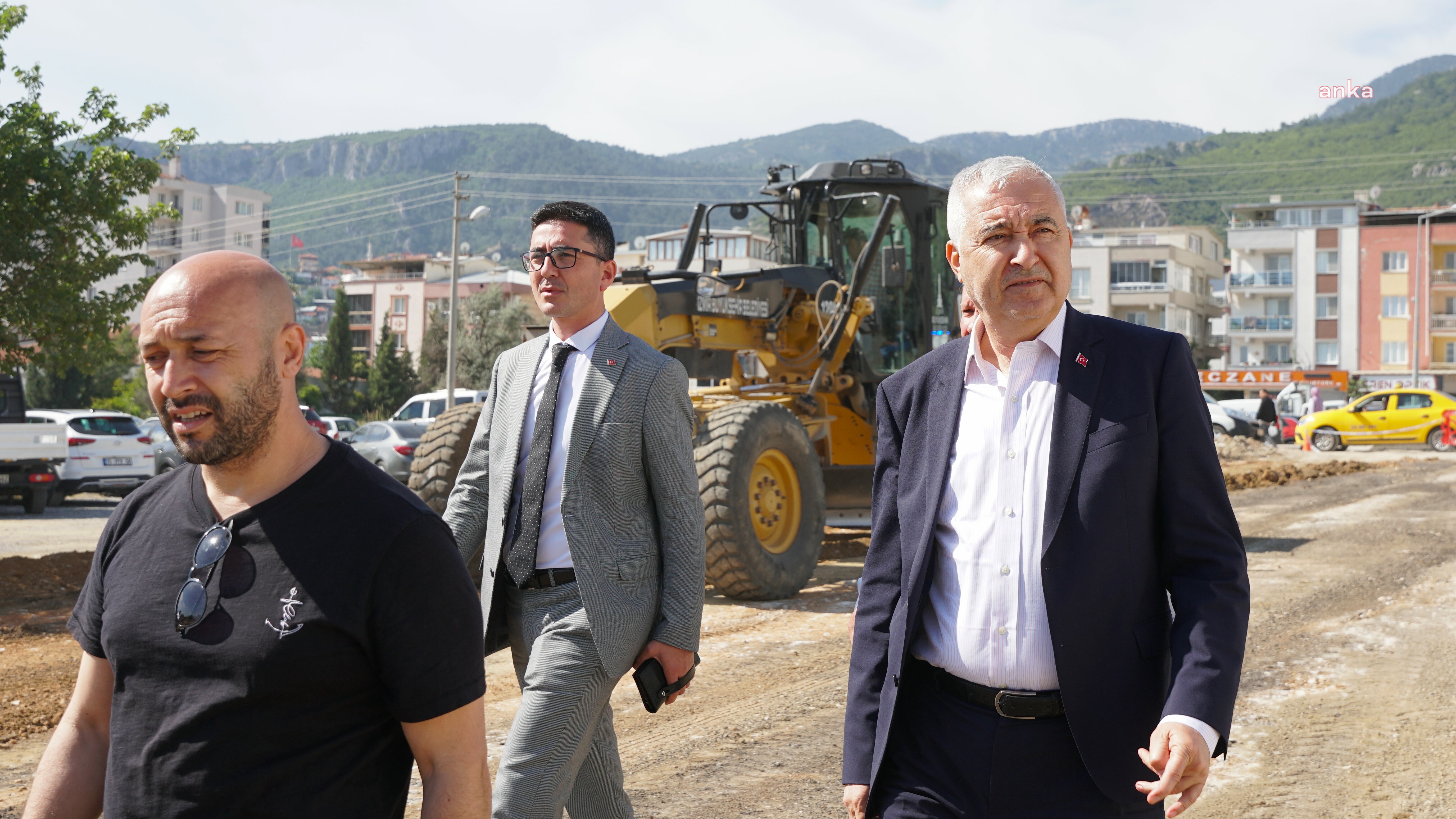 Kemalpaşa Belediyesi, yol çalışmalarına devam ediyor