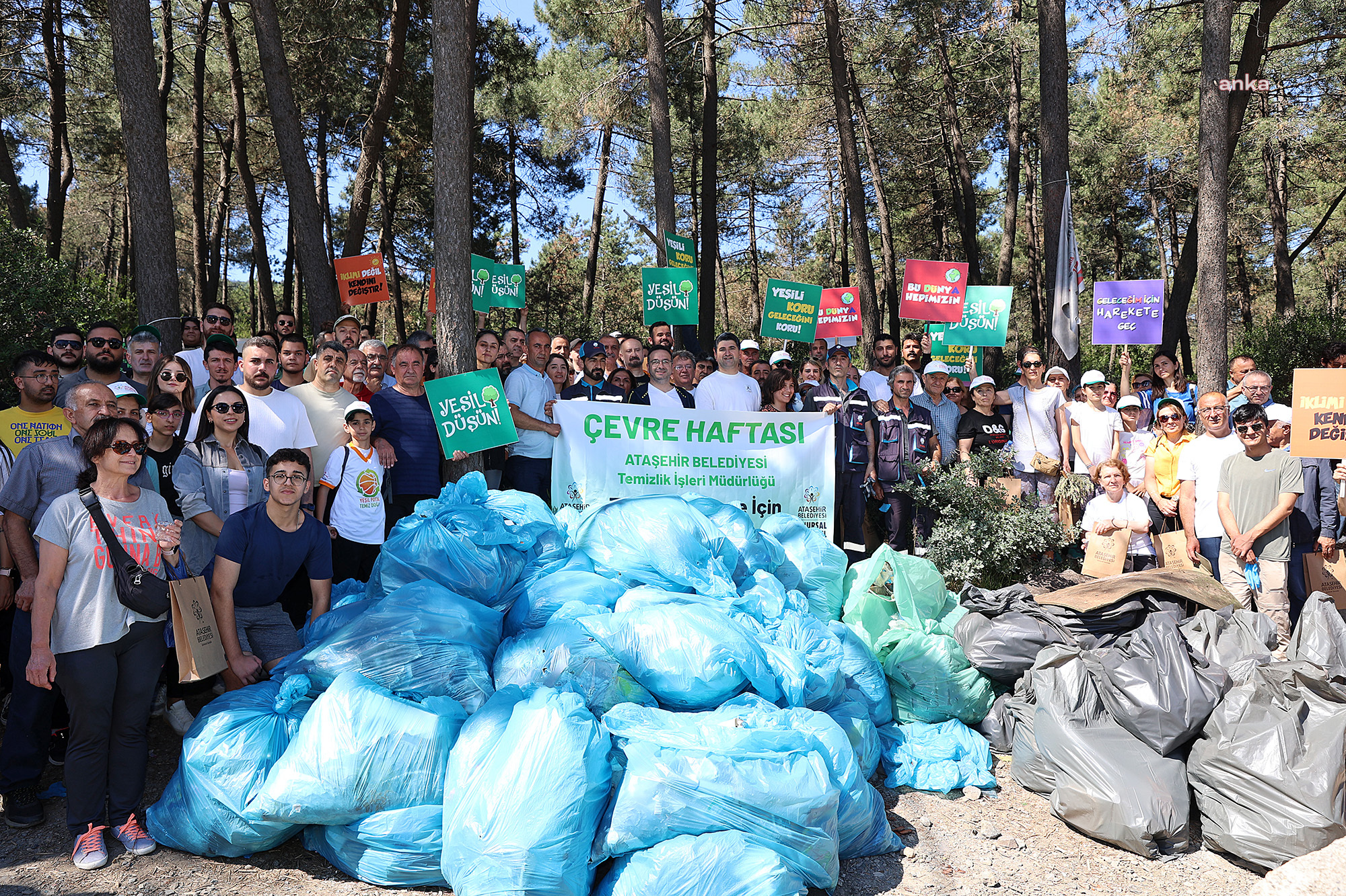 Ataşehirliler, doğa yürüyüşünde atık topladı
