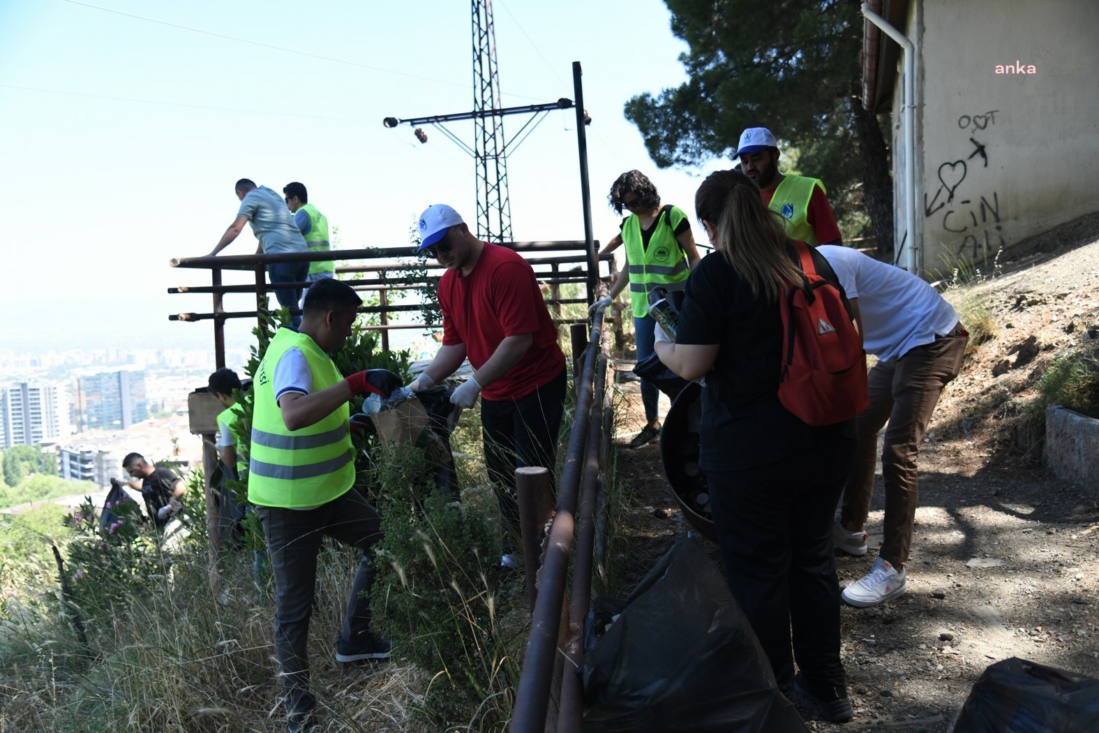Yunusemre Belediyesi, 'Dünya Çevre Günü Temizlik Etkinliği' düzenledi
