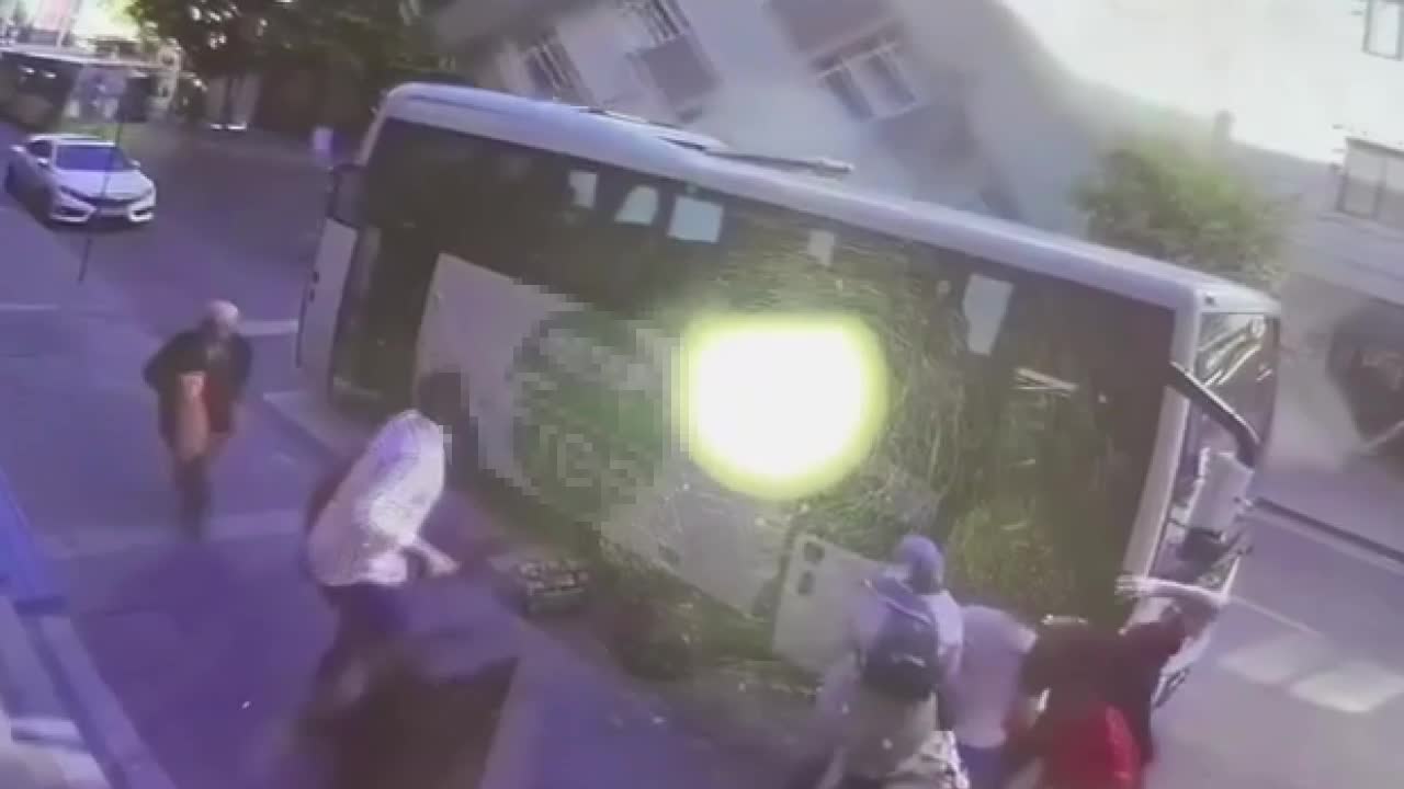 İstanbul Küçükçekmece'de çöken binanın çevresindeki 3 bina boşaltıldı.. Çökme anları kameralara yansıdı