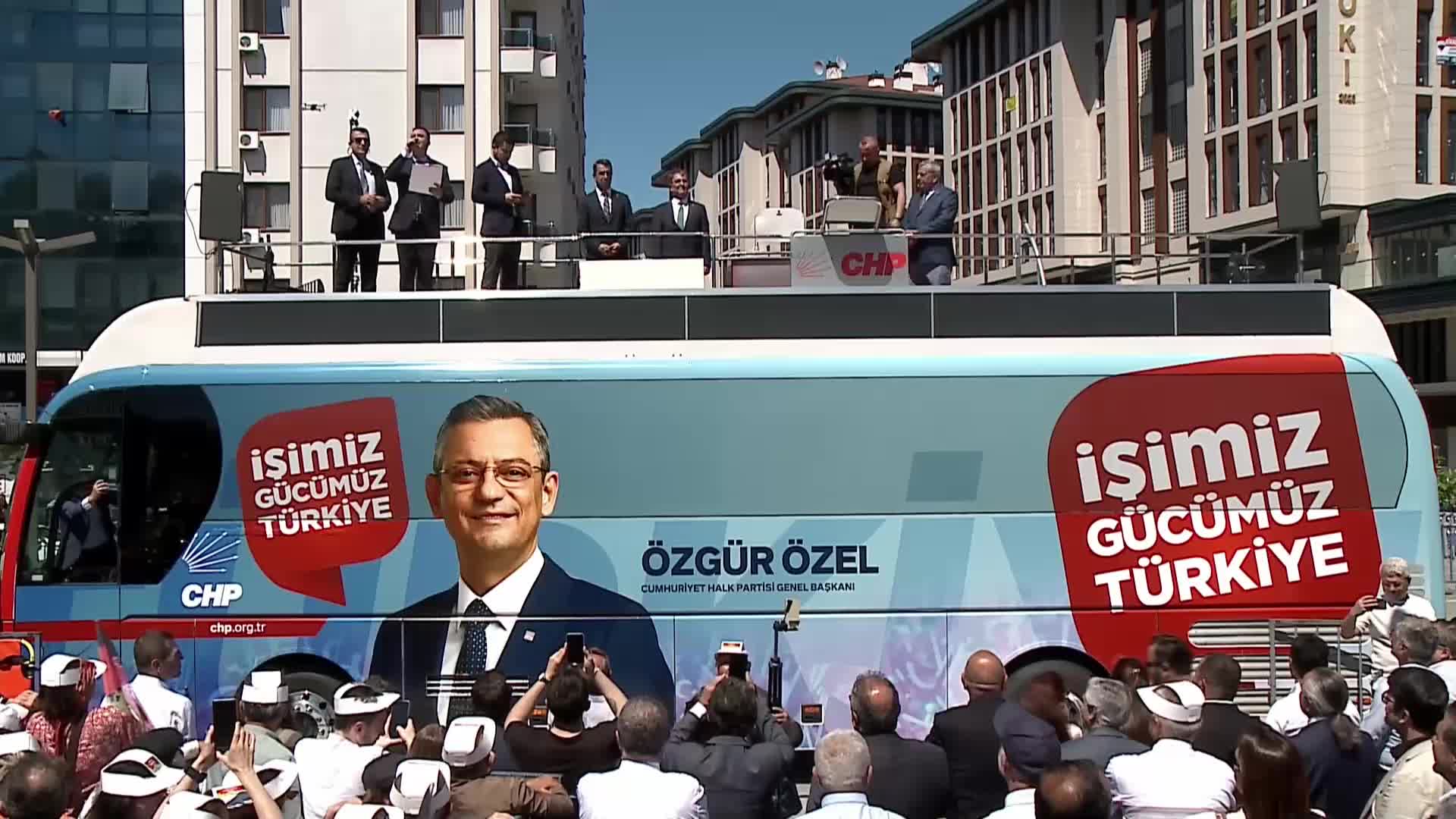 CHP'den Rize'de ''Çay Mitingi''... Özgür Özel: “Rizelinin gözüne bakın 17 lirayı söyleyin. Bakalım kasketler nasıl yere çalınıyor, Çayı, niye tweet atarak fiyat açıklıyorsunuz?"