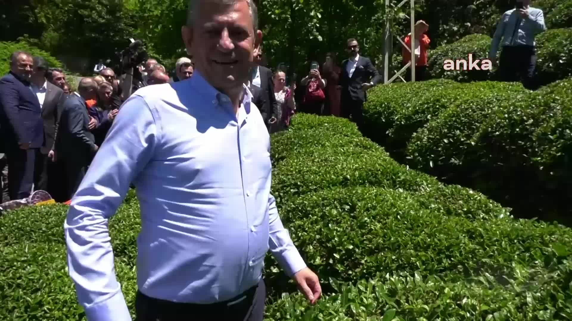 CHP Genel Başkanı Özgür Özel'e dert yanan çay üreticisi: "Yeterli fiyatı vermedikleri için sıkıntılarımız dağları aştı"