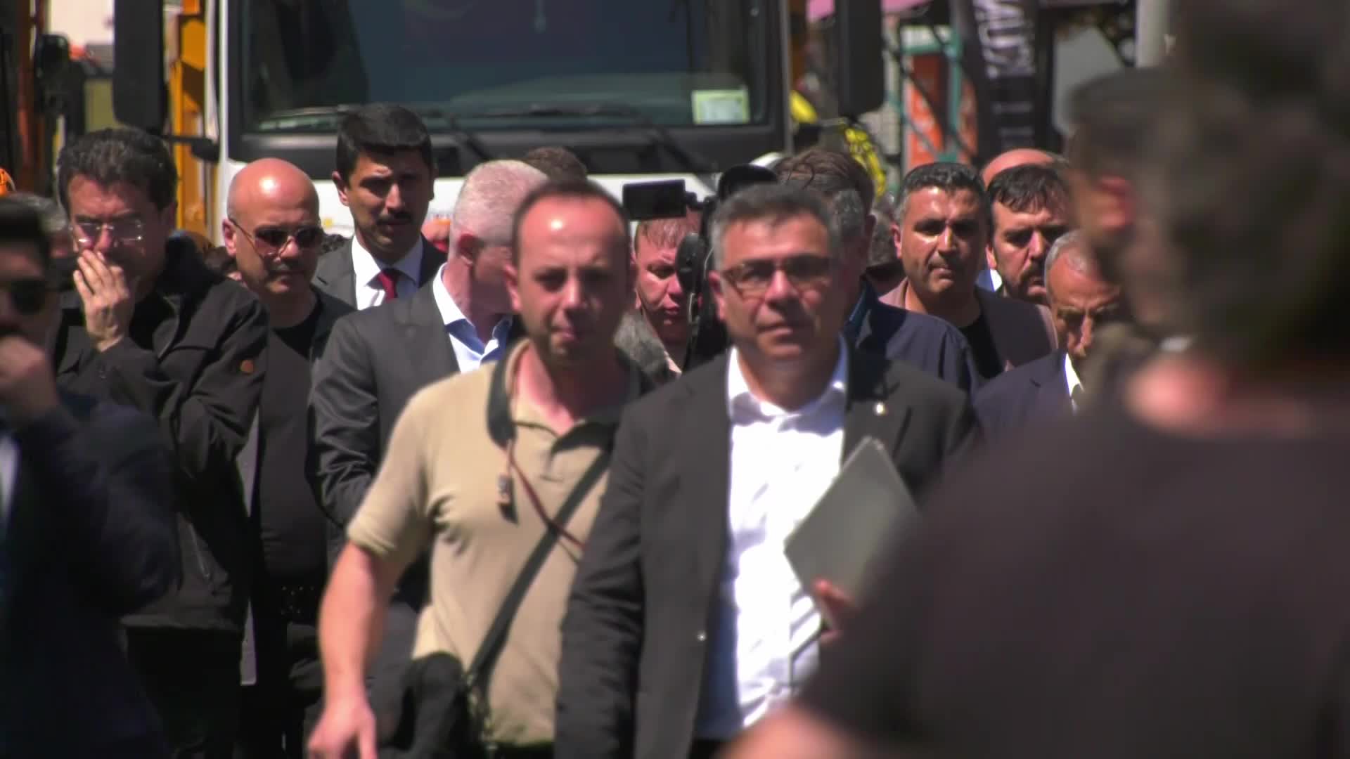 Bakan Yerlikaya, Küçükçekmece'de çöken binanın enkazında inceleme yaptı: 6 Şubat'taki gibi canımızın yanmasını istemiyoruz
