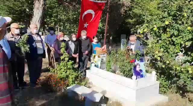 10 EKİM KATLİAMI'NDA YAŞAMINI YİTİREN GÖKHAN AKMAN MEZARI BAŞINDA ANILDI