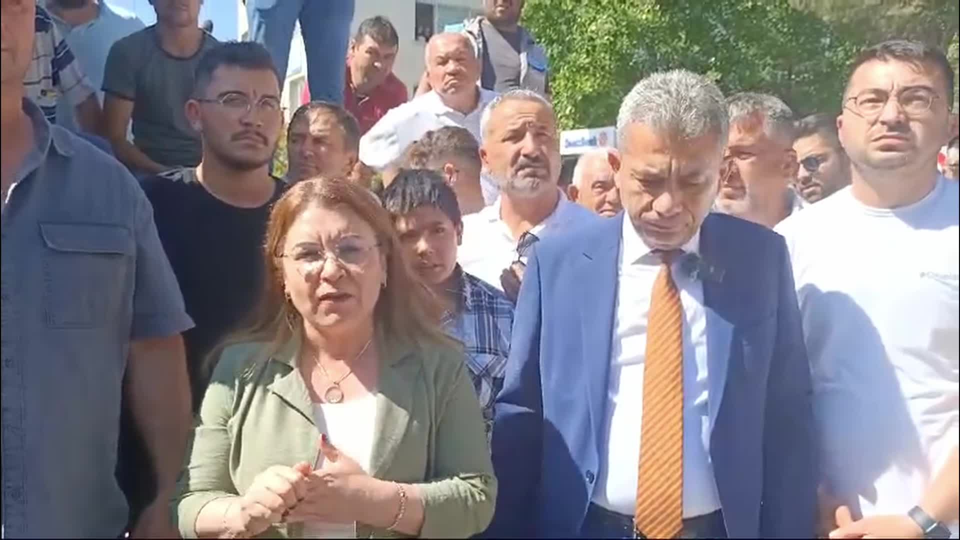 Denizli’nin Çal ilçesinde çiftçilerin eylemine destek veren CHP'li Gülizar Biçer Karaca: ''Sulamada yüzde 50 desteği yeniden uygulayın''