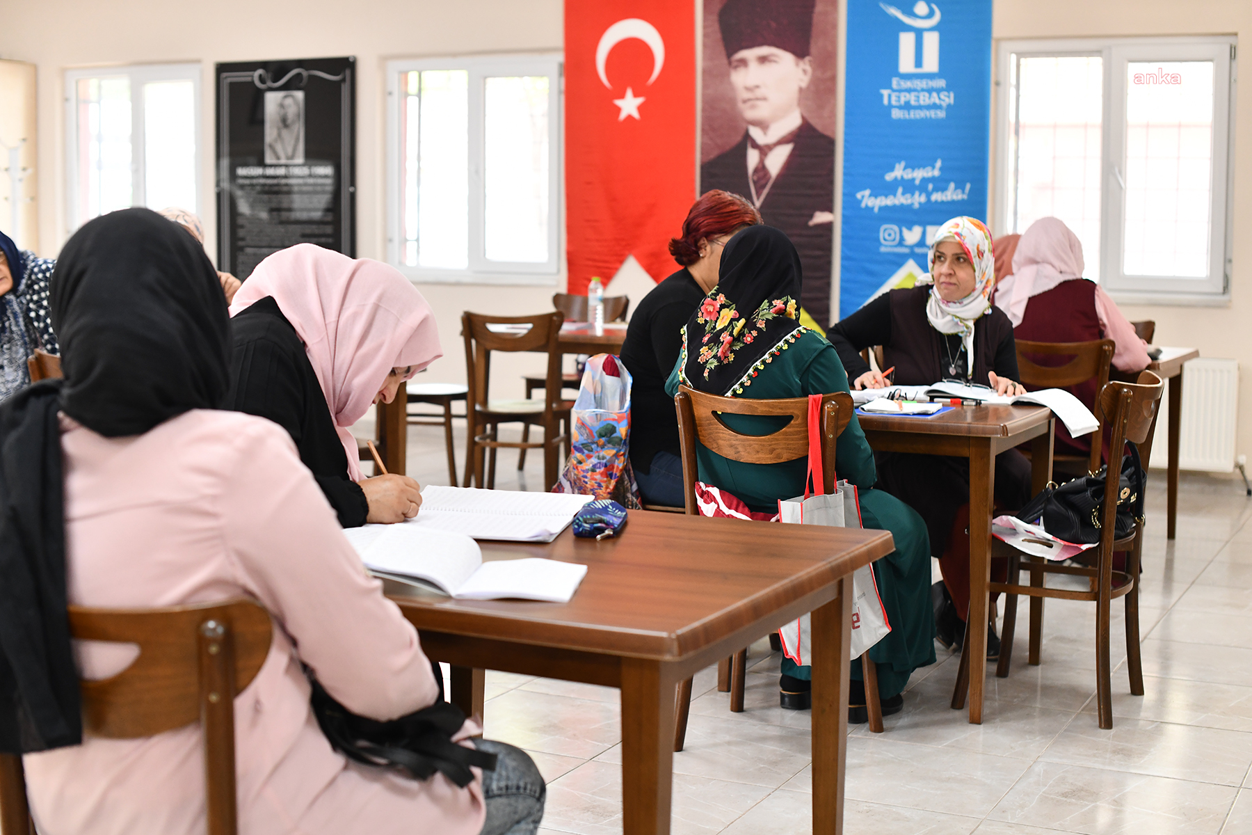 Tepebaşı sakinleri, Deneyimli Kafeler'de sosyalleşiyor