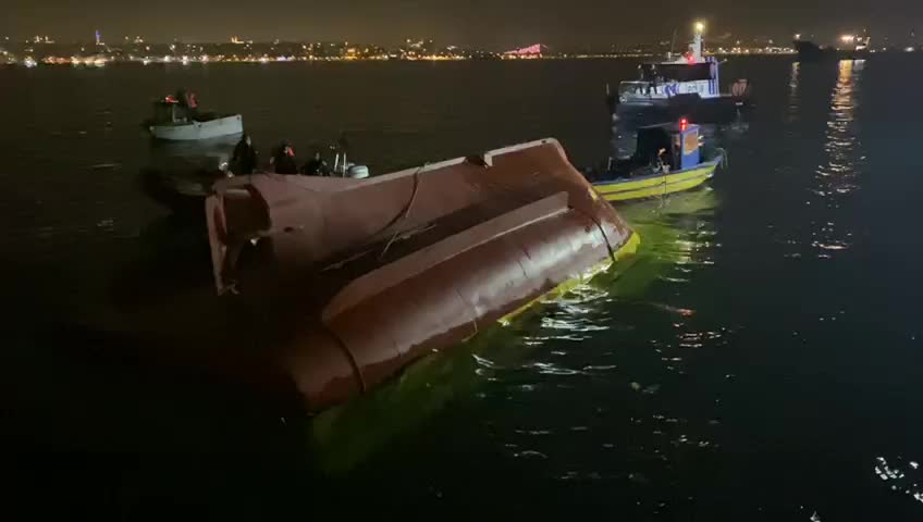 İSTANBUL’DA BALIKÇI TEKNESİ BATTI: 2 KİŞİ ÖLDÜ, 11 KİŞİ KURTARILDI