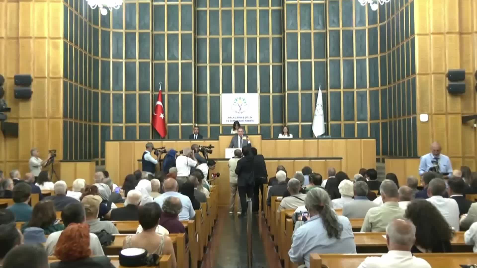 DEM Parti grup toplantısı.. Tuncer Bakırhan: "Kayyım kararı Kızılcahamam'da alındı. Üç gün toplandılar, tartıştılar çıka çıka gasp çıktı"