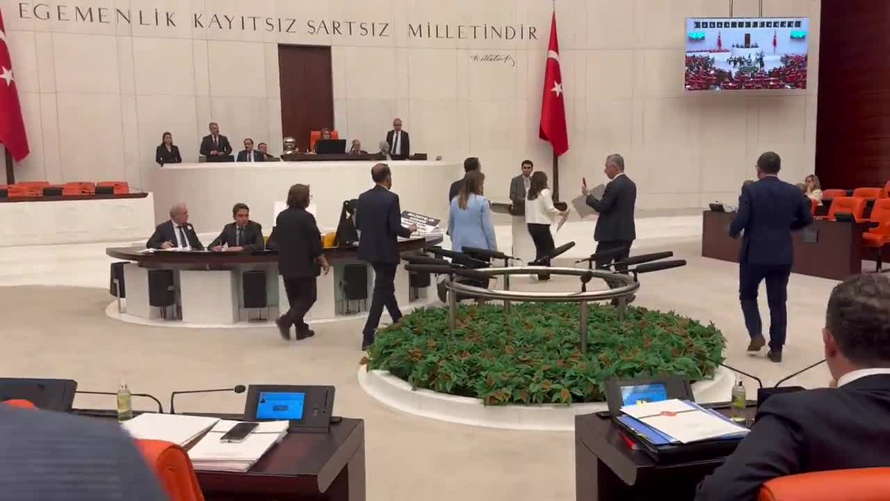 DEM Parti'den TBMM Genel Kurulu'nda "Hakkari'ye kayyum" protestosu