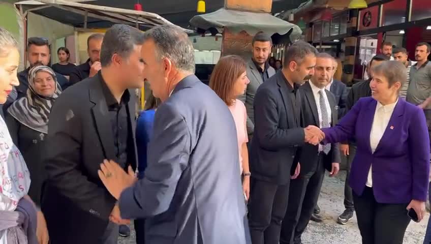 CHP Heyeti, DEM Parti Hakkari İl Başkanlığı'na destek ziyaretinde bulundu.. Tülay Hatimoğulları: "Dayanışmayı sürdürürsek bu kayyımcı anlayışı püskürtebiliriz"