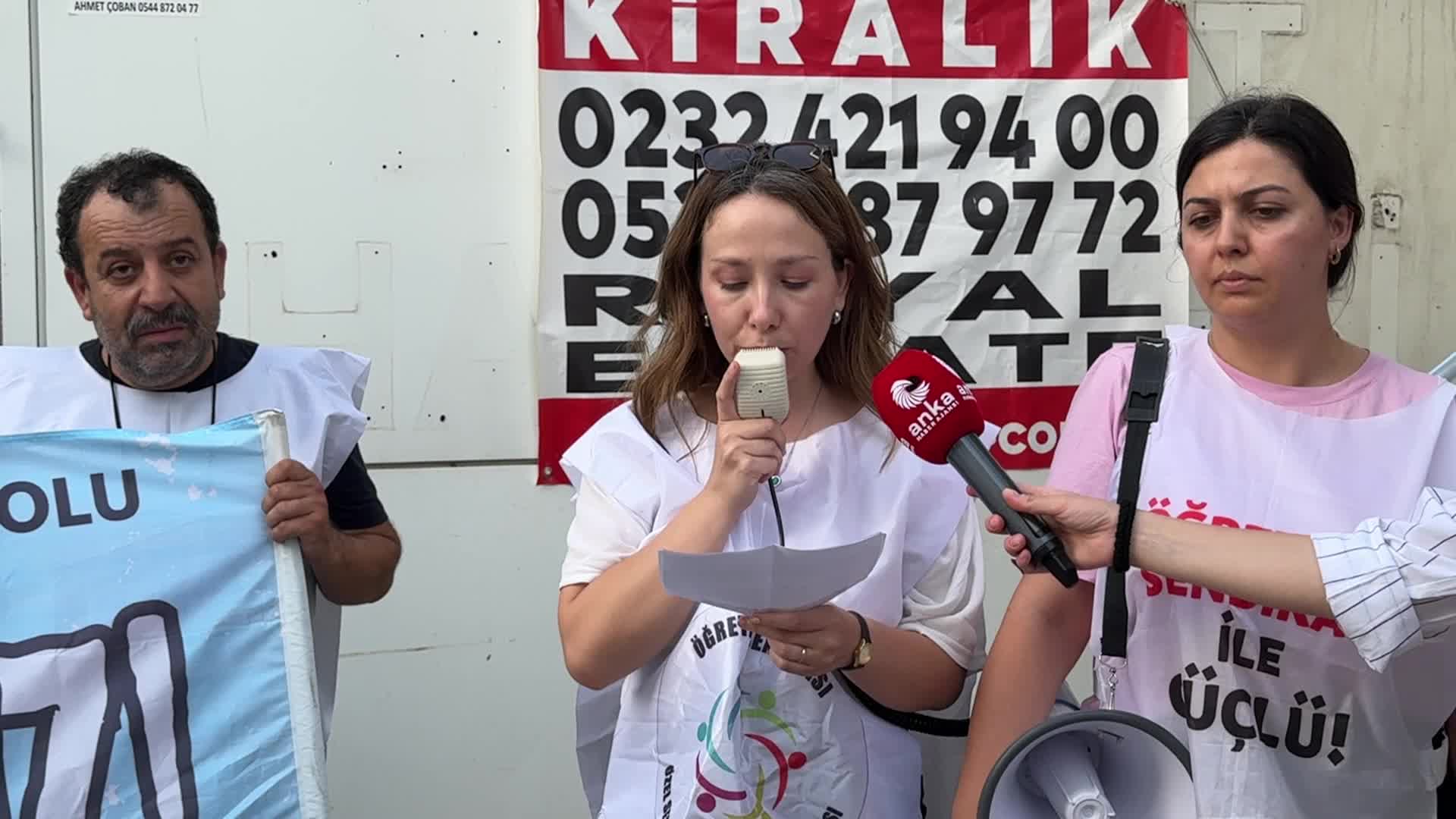 İzmir'de özel okul öğretmenlerinden oturma eylemi: "Kölelik koşulları hüküm sürüyor MEB durumu izliyor"