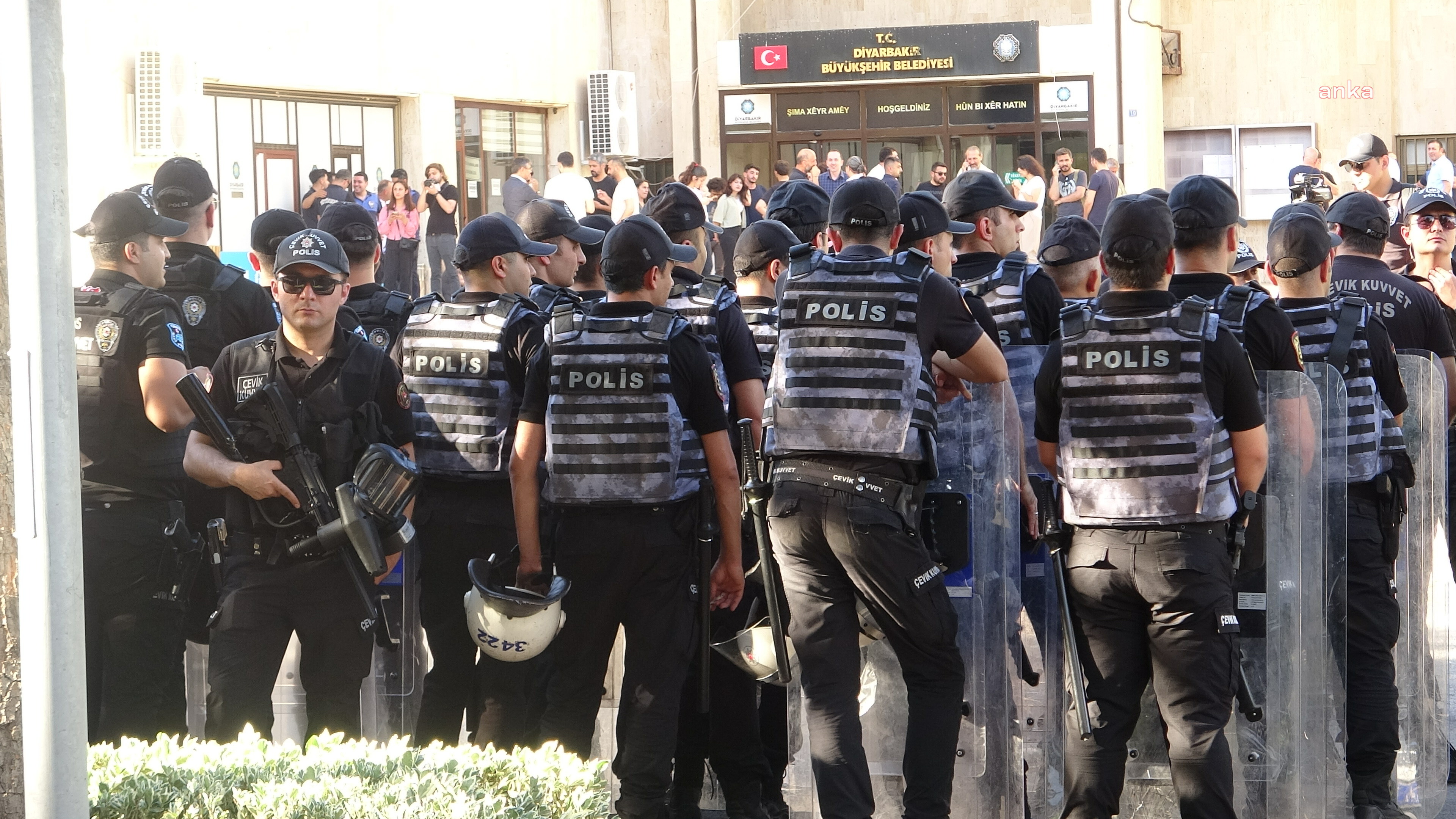 Diyarbakır ve Van’da gösteri ve eylem yasağı uzatıldı
