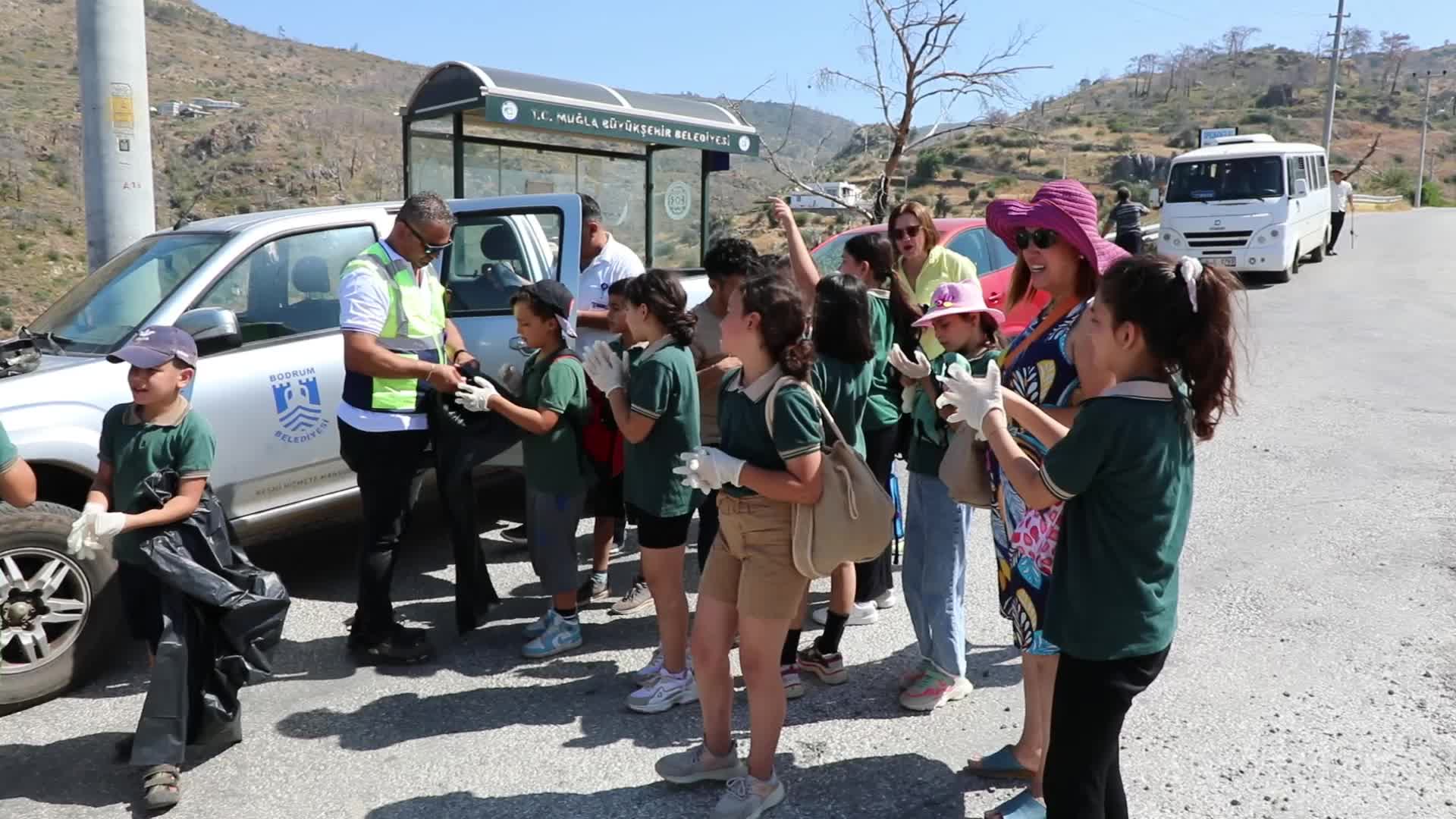 Bodrum Belediyesi ile öğrenciler sahil temizliği yaptı