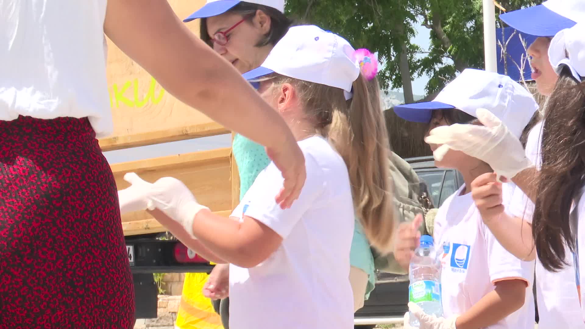 İzmir'de mavi bayraklı plajda dalgıç destekli temizlik