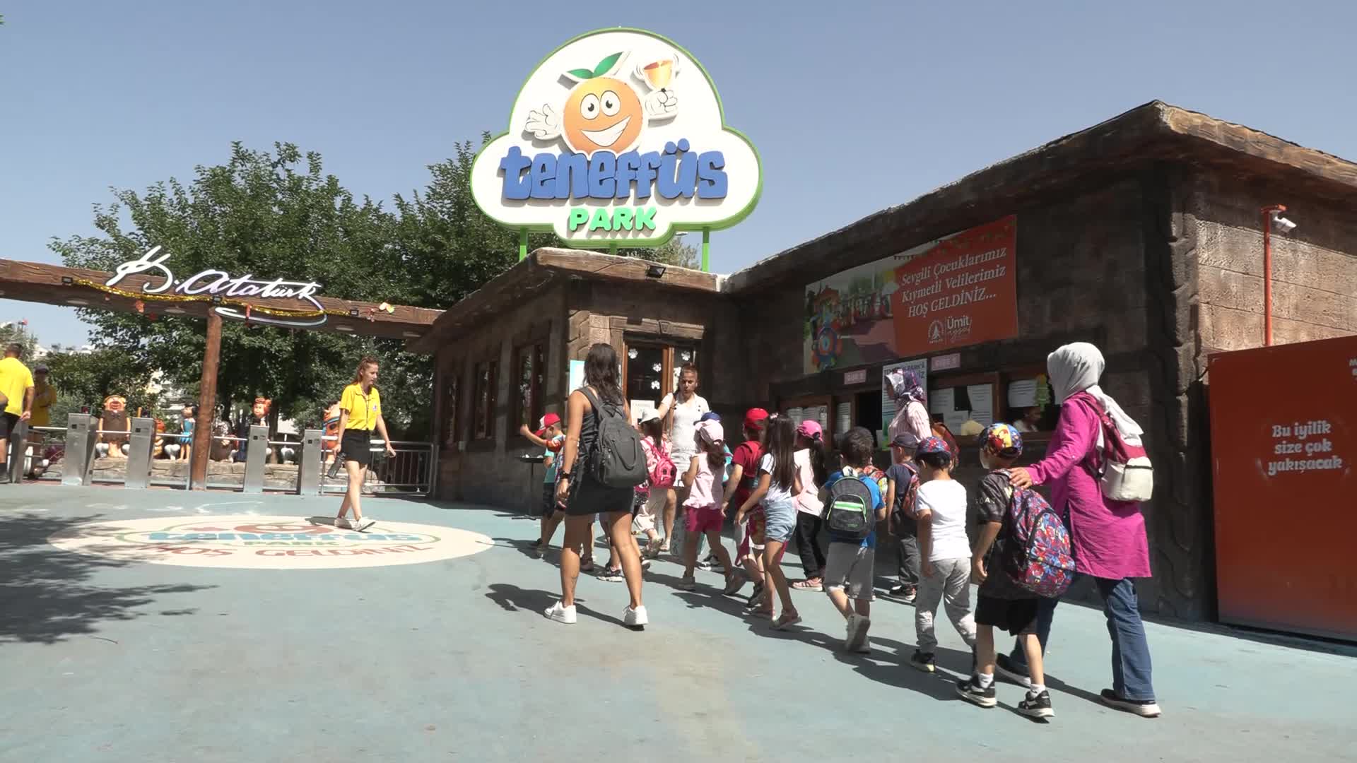 Muratpaşa Belediyesi, "Dünya Çevre Günü"nde çocuklara cam matara dağıttı