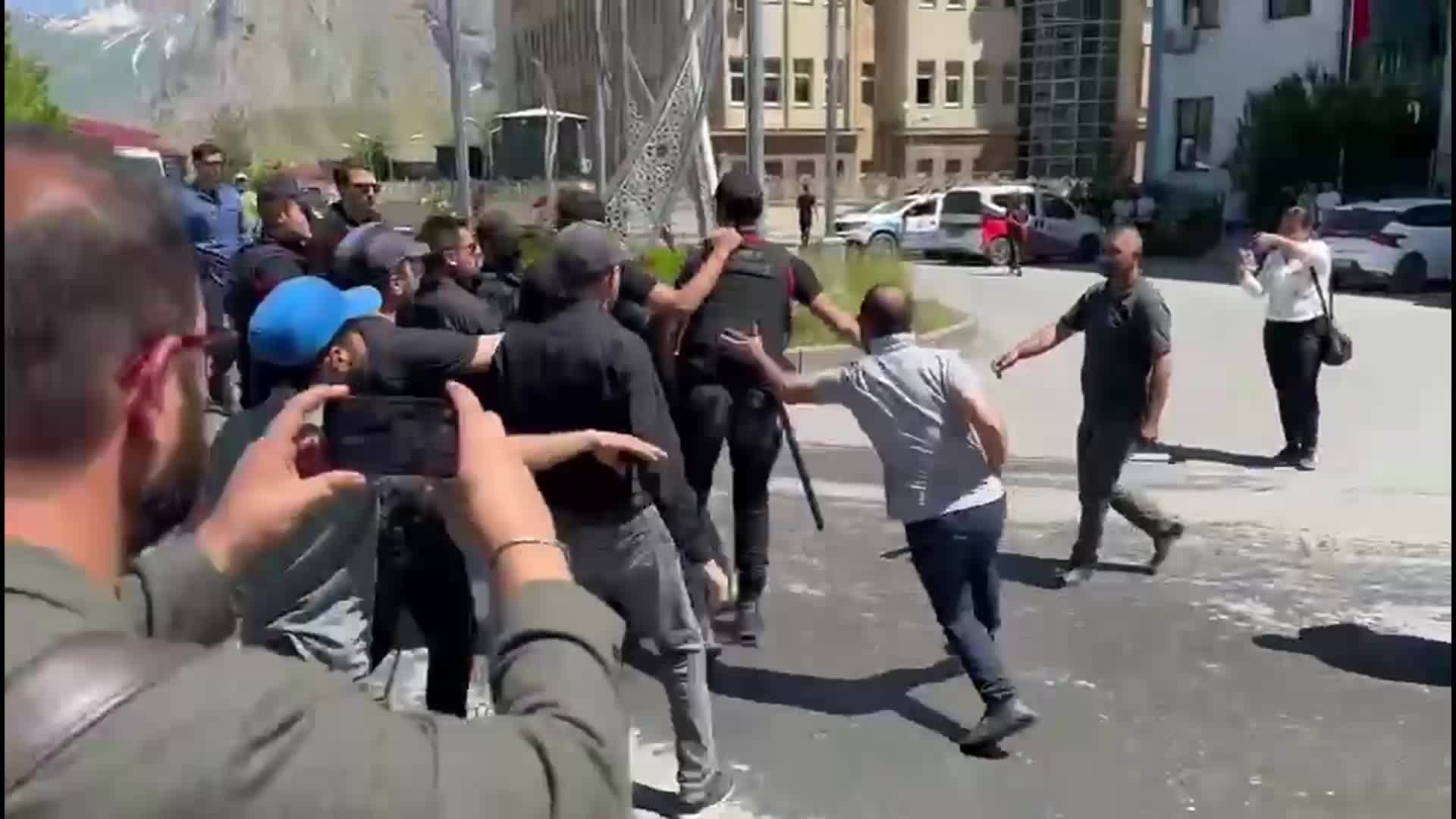 Hakkari Belediye Başkanına 19 yıl 6 ay hapis cezası verildi... Hakkari'de eylemler sürüyor