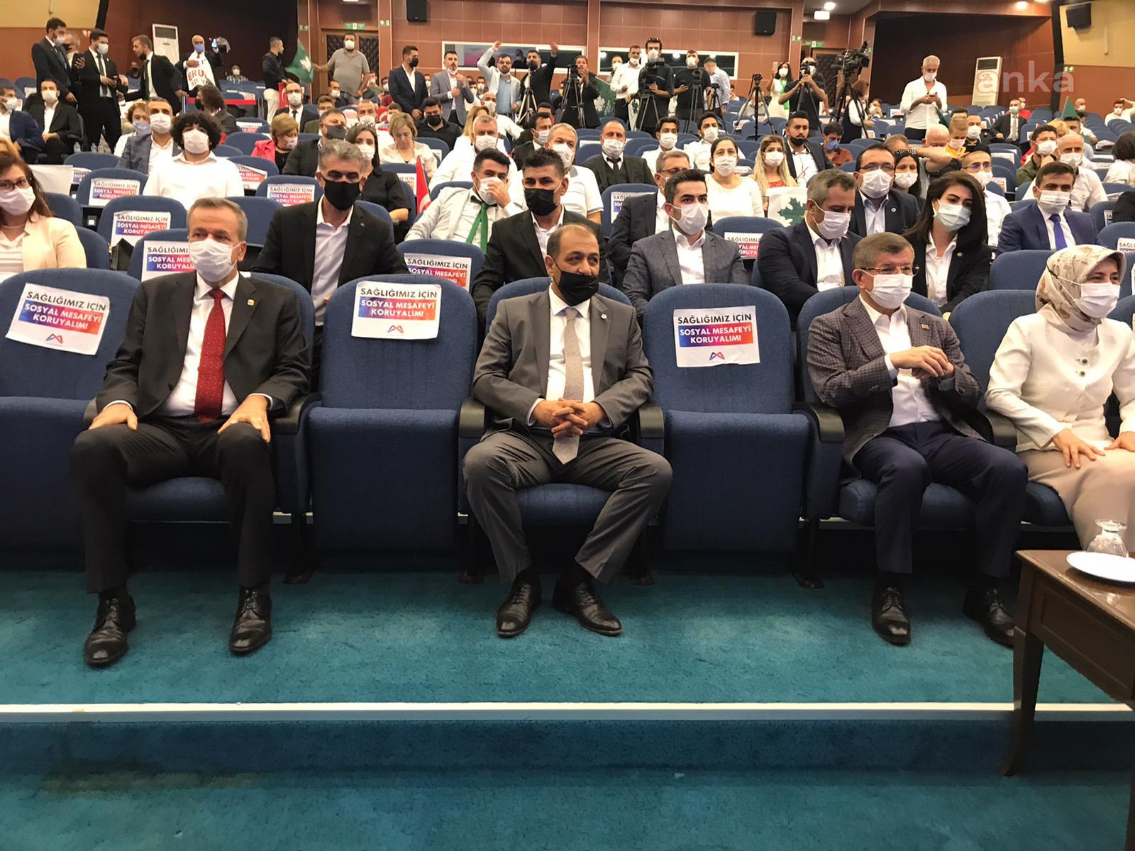 DAVUTOĞLU: "ERDOĞAN SAĞINA BAHÇELİ'Yİ SOLUNA PERİNÇEK'İ ALMIŞ, BİZE SALDIRIYOR"