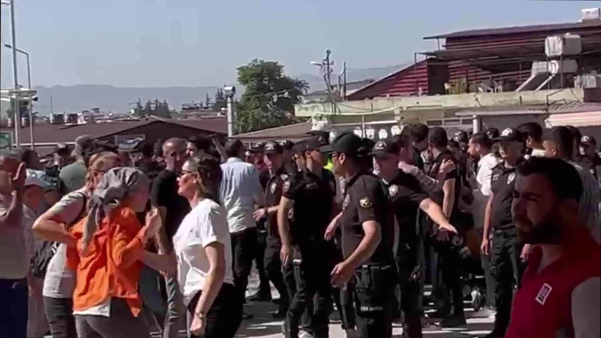 Rezerve karşı çıkan Hataylı depremzedelere polis müdahalesi