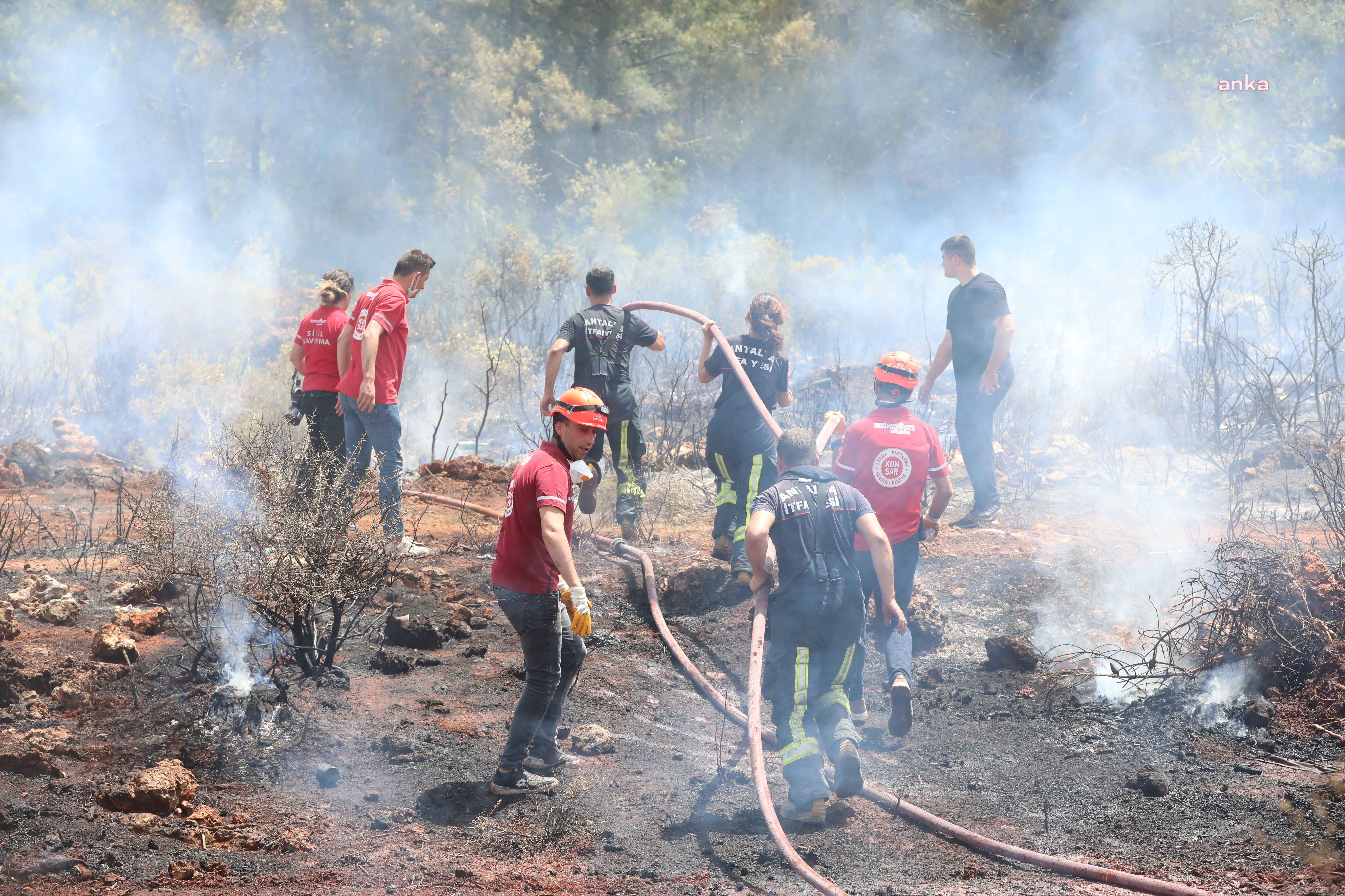 Antalya Konyaaltı'nda çıkan yangın, kontrol altına alındı