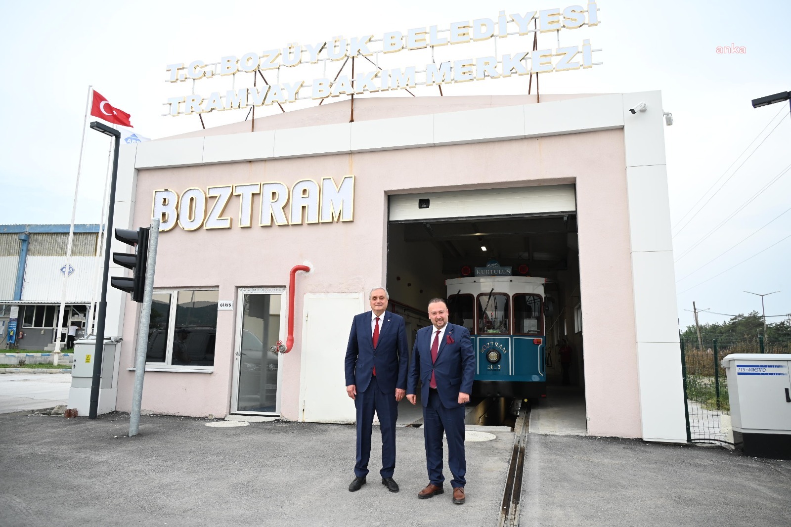 Bozüyük Belediye Başkanı Bakkalcıoğlu, Uşak Belediye Başkanı Yalım'a Boztram'ı anlattı