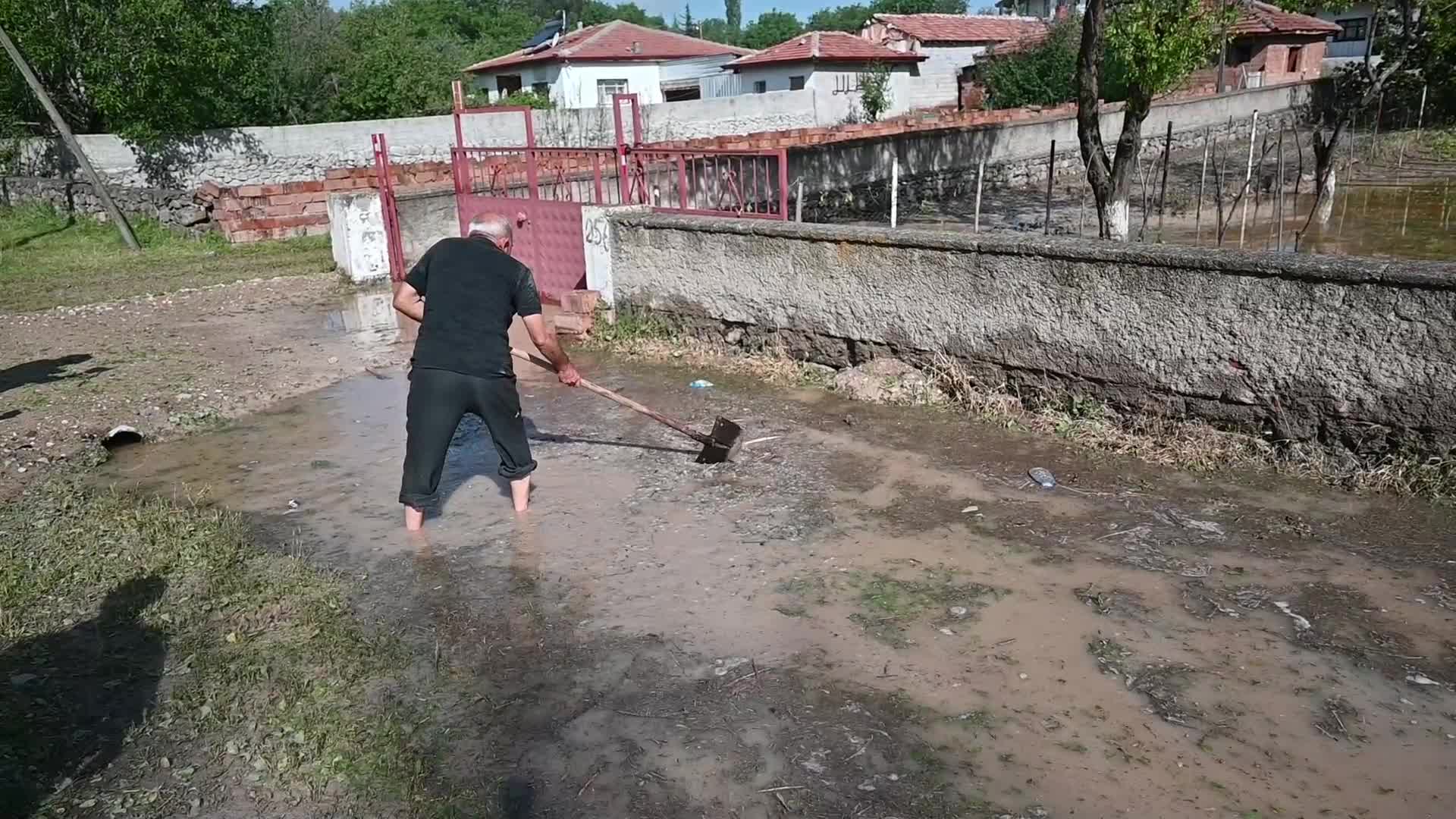 Yozgat’ta dün akşam saatlerinde düşen dolu ekili alanlara zarar verdi