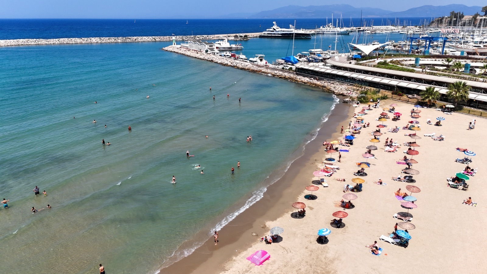 Kuşadası'ndaki halk plajlarında ücretsiz şezlong ve şemsiye dönemi başladı