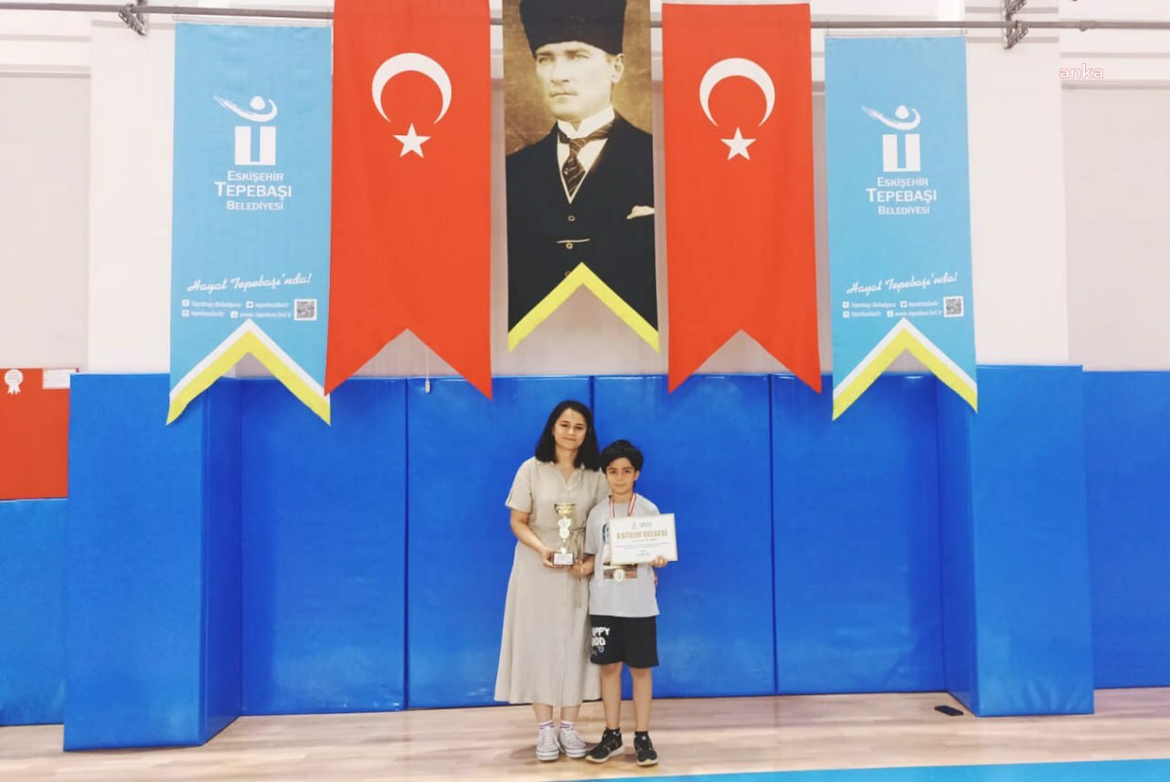 Tepebaşı’nda çocuklar satranç turnuvasında yarıştı