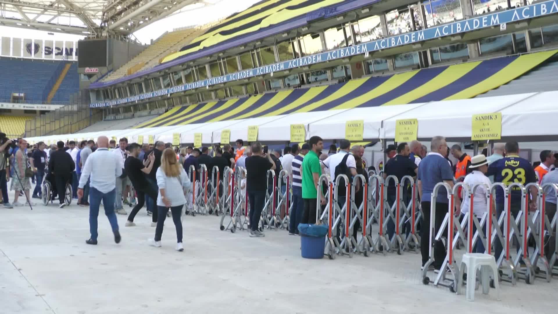 Fenerbahçe’nin başkanlık seçimi için oy verme işlemi sürüyor