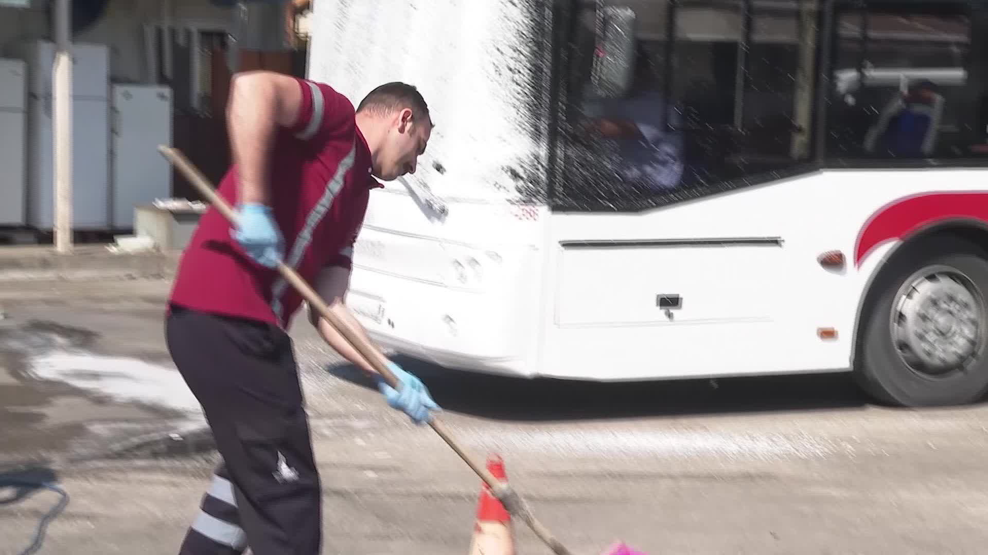İzmir’de toplu ulaşım araçları her gün temizlenerek yeniden sefere hazırlanıyor