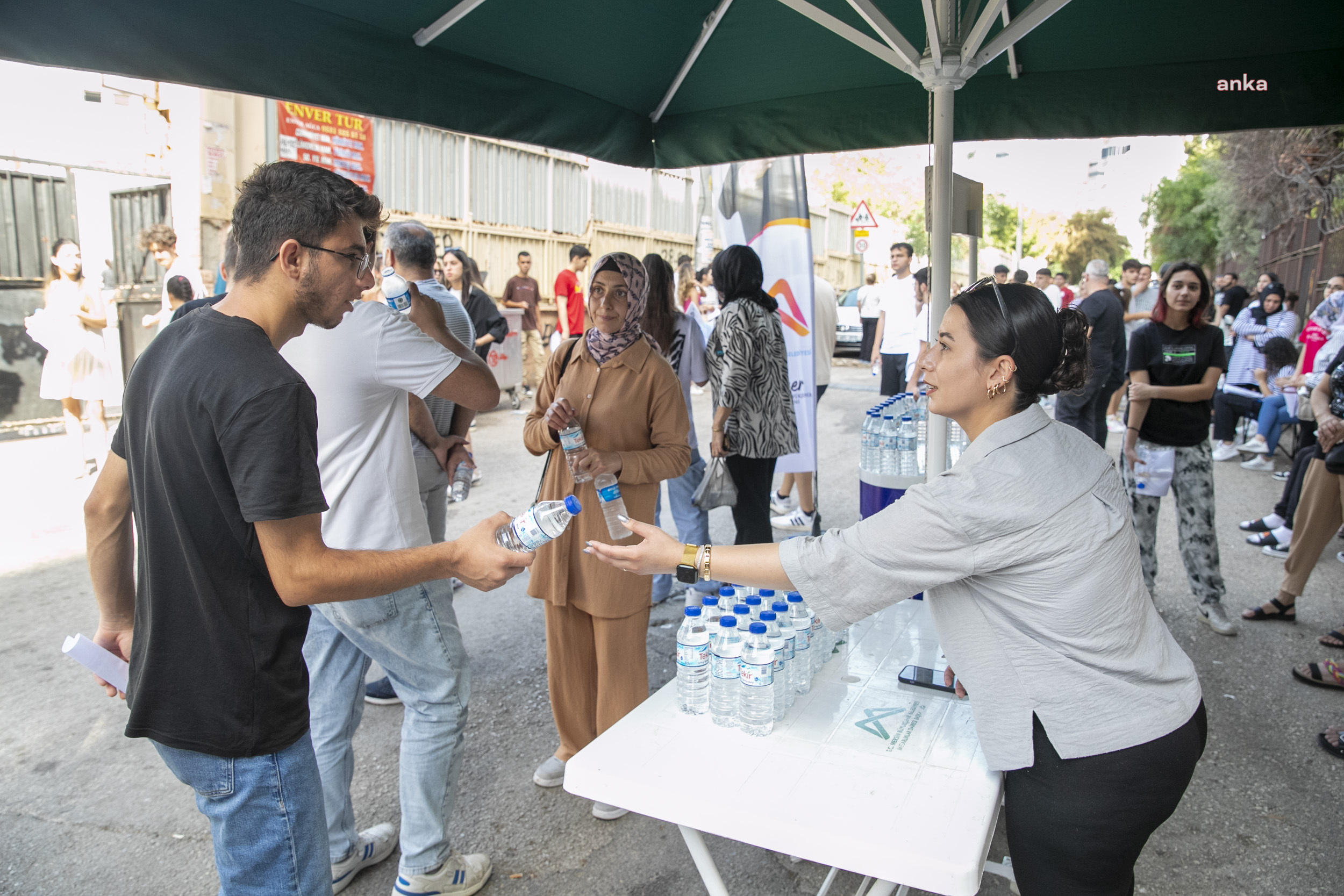 Mersin Büyükşehir Belediyesi ekipleri, YKS'ye giren öğrencilere su dağıttı