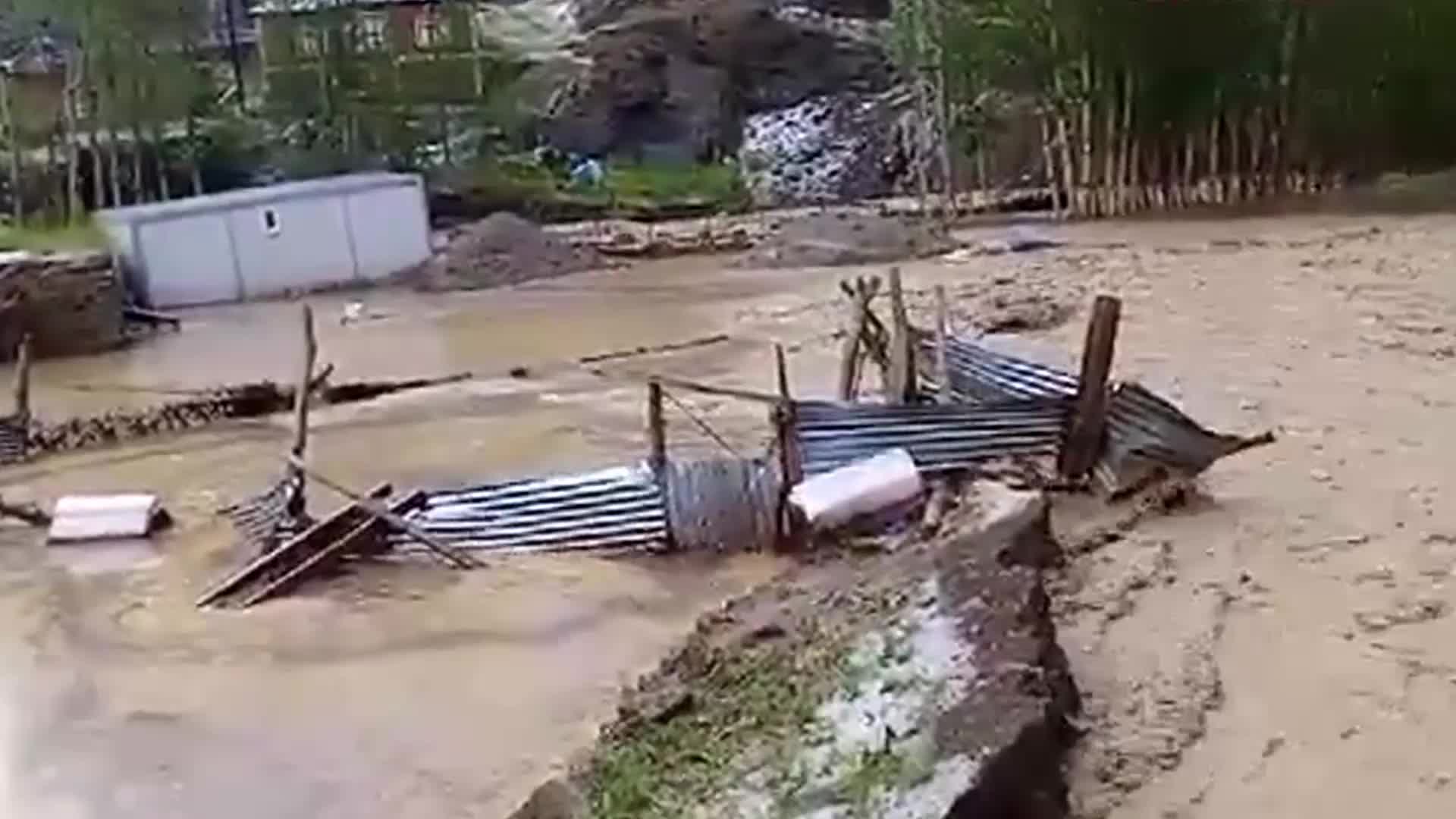 Van'ın üç ilçesinde sel ve su taşkınları sonrasında hasar oluşan yerlerde bakım ve onarım çalışmaları sürüyor