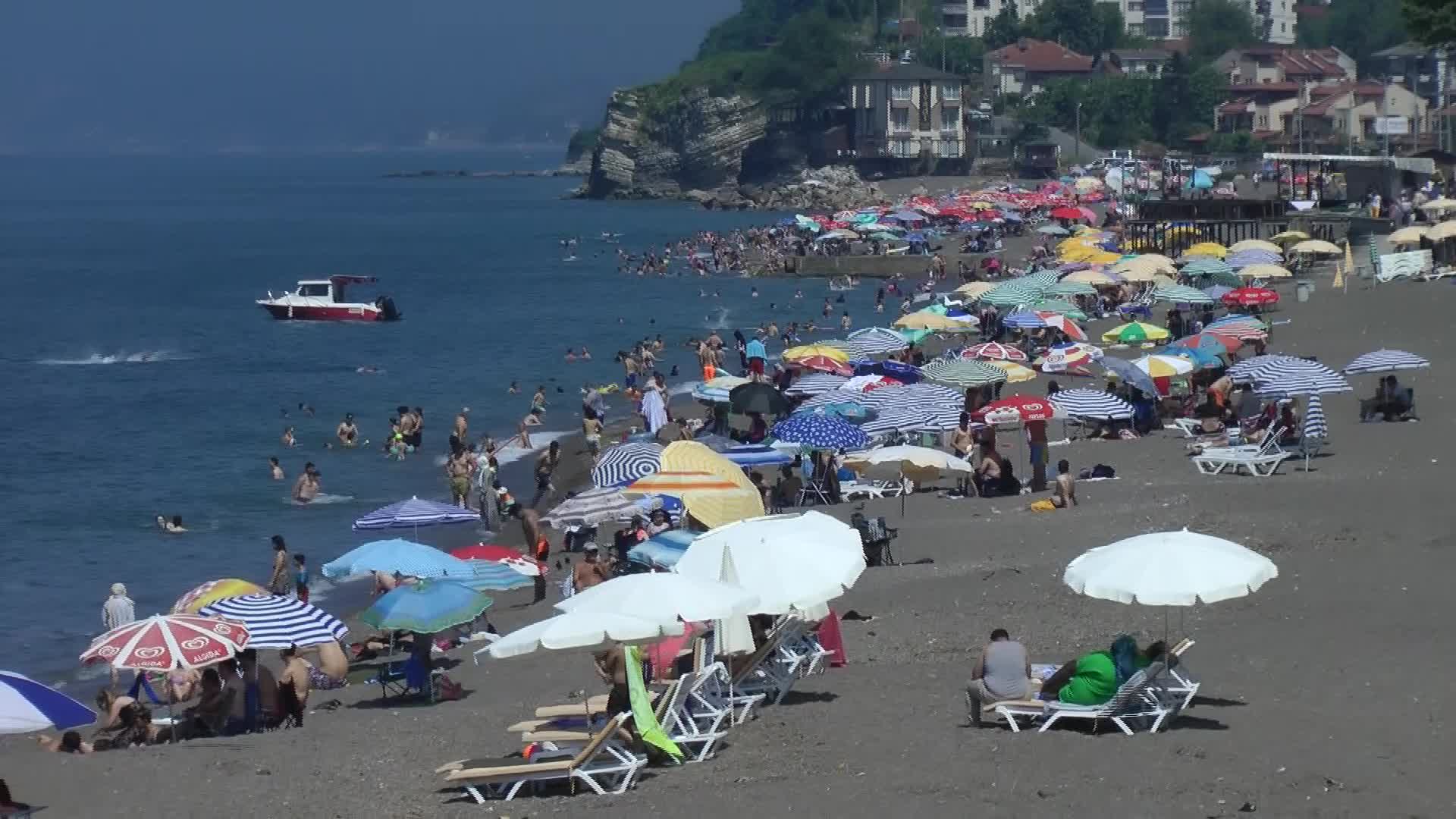 Mevsim normallerinin üzerinde seyreden sıcak hava nedeniyle Akçakoca sahilleri doldu taştı