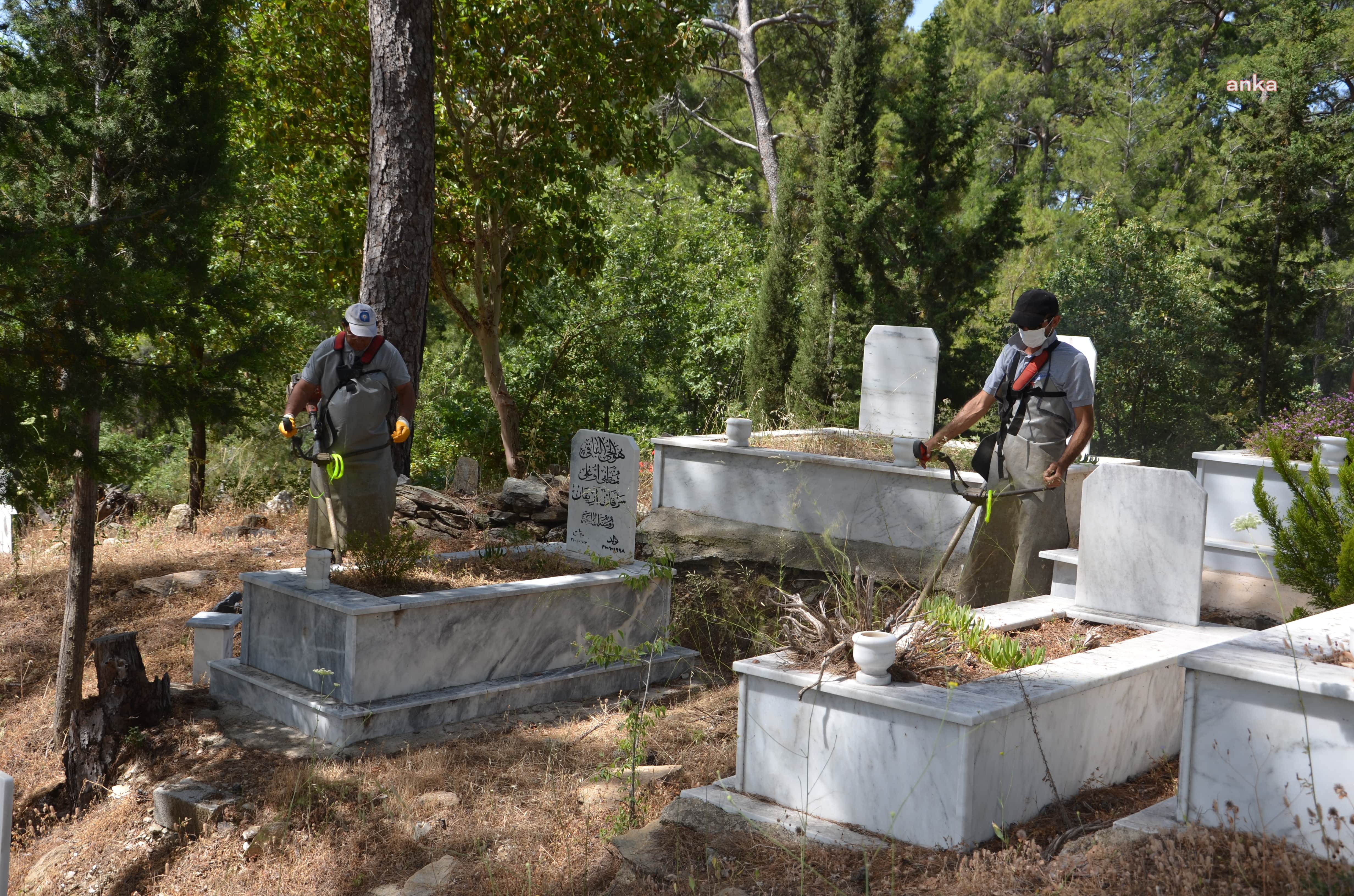 Antalya’da mezarlıklar bayram ziyaretleri için hazırlanıyor