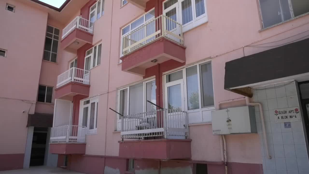 Çorum'da Bahçelievler Mahallesi sakinleri, çürüdüğünü belirttikleri 50 yıllık evlerinin kentsel dönüşüme alınmasını istiyor