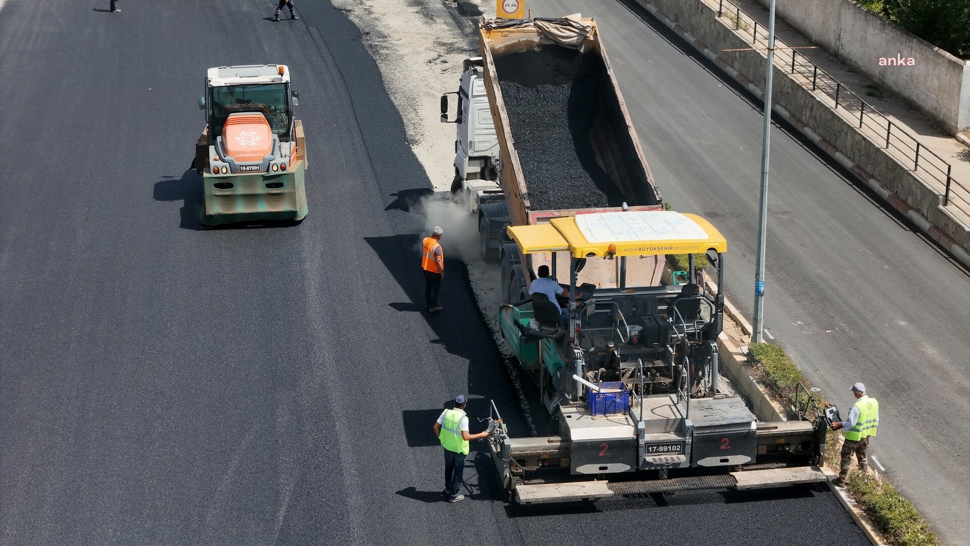 Aydın Büyükşehir Belediyesi, Nazilli'de yol yenileme çalışmalarına devam ediyor