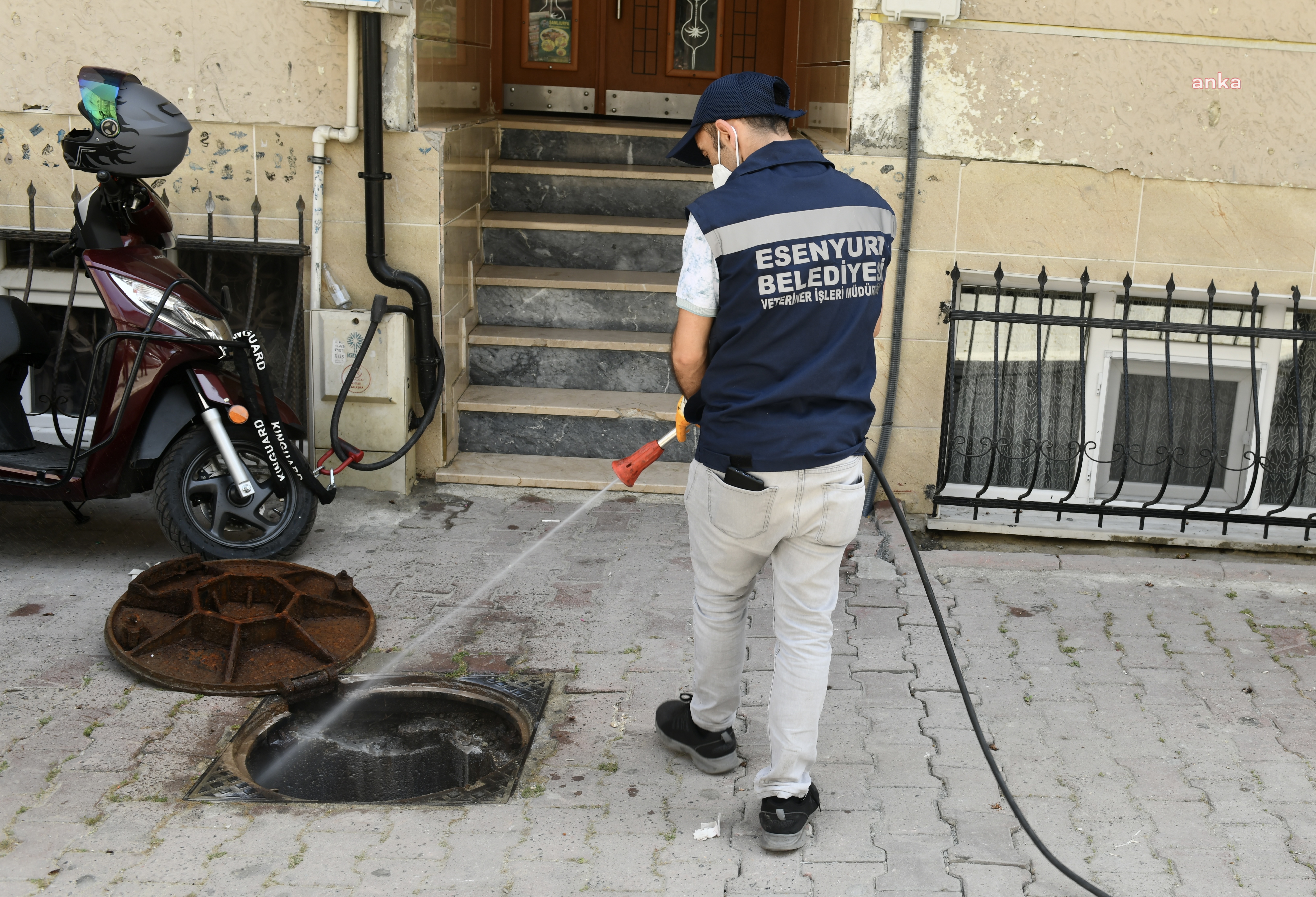 Esenyurt Belediyesi, ilaçlama çalışmalarını sürdürüyor