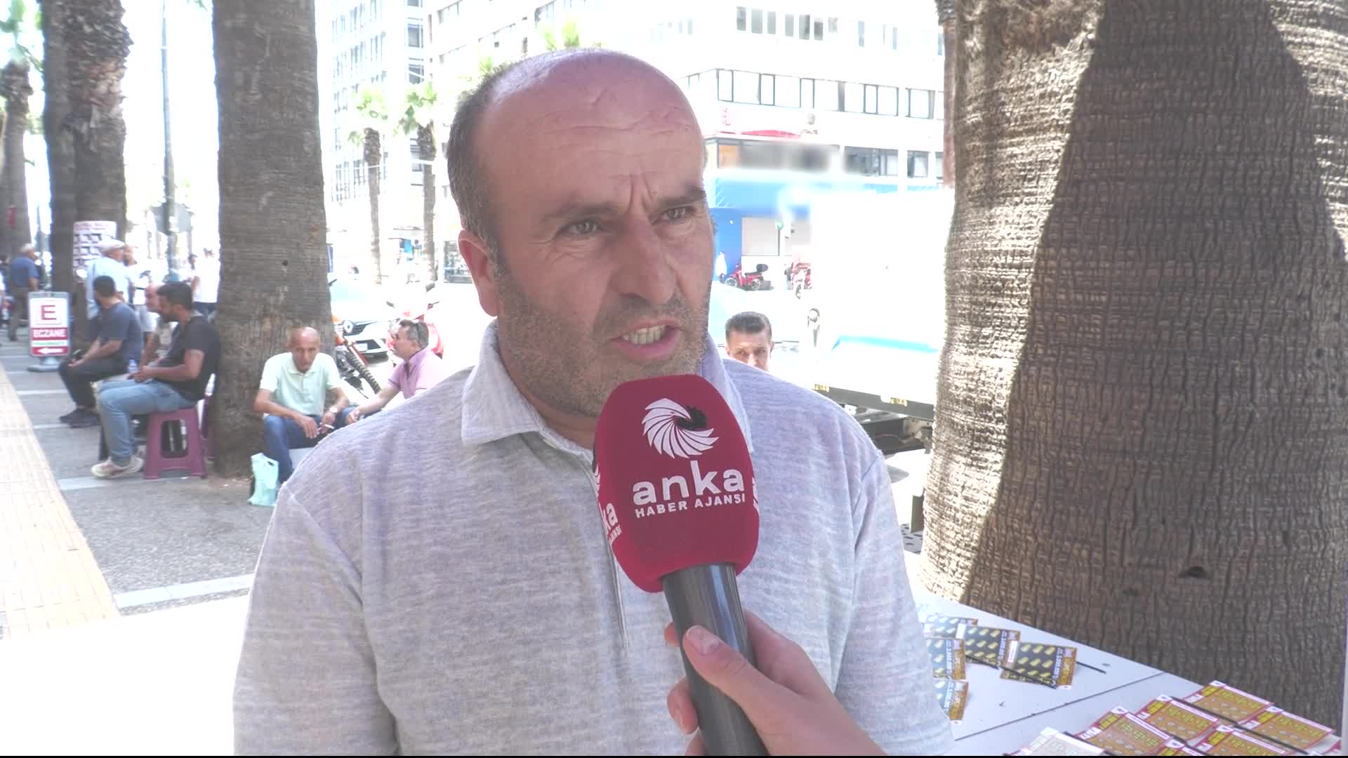 İzmir'de seyyar bilet satıcısının 'kazı-kazan'larına kapkaç yapıldı...Mağdur biletçi: "Ekonomi bozuk olduğu için bu tür şeyler yaşanıyor"