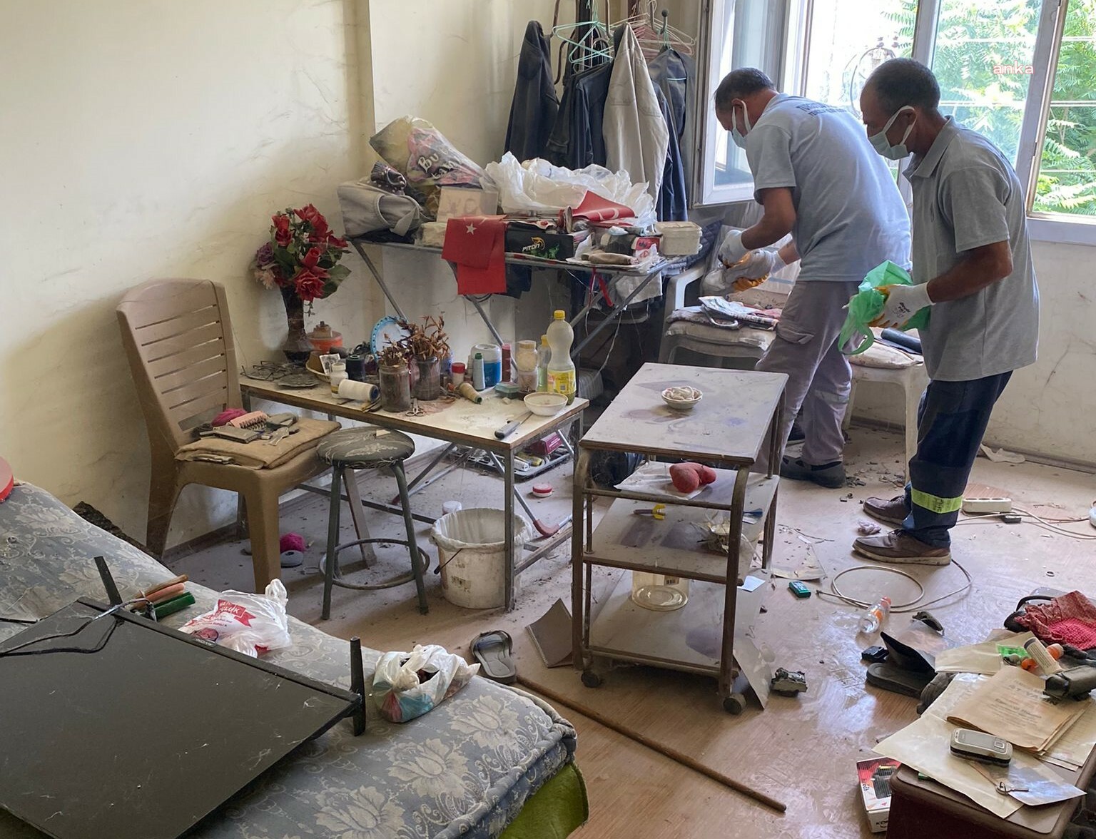 Turgutlu Belediyesi'nden çöp ev temizliği