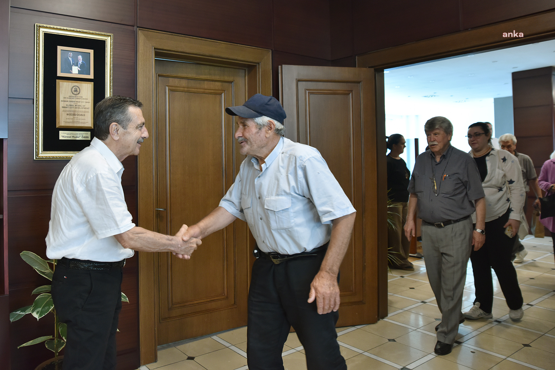 Tepebaşı Belediye Başkanı Ataç, vatandaşları makamında ağırladı